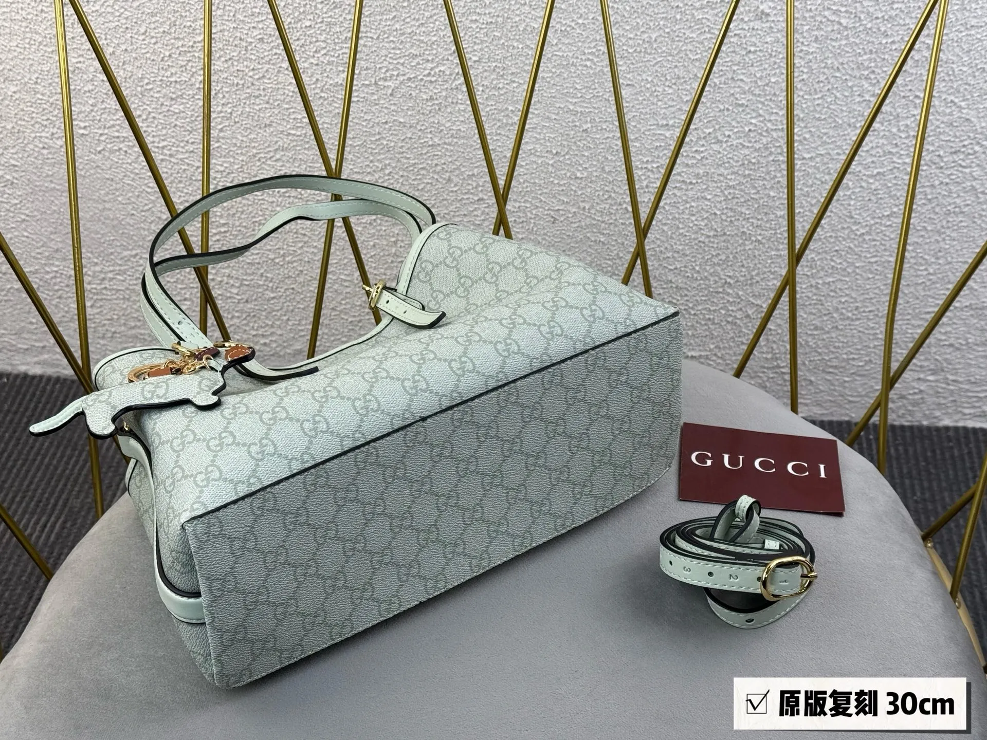 💰185无盒 挂件➕40 size:30*18cm GG新款 Emblem水桶包 我愿称之为年度包王 轻便能装好看又好搭! 谁能不爱这个Emblem小水桶 !