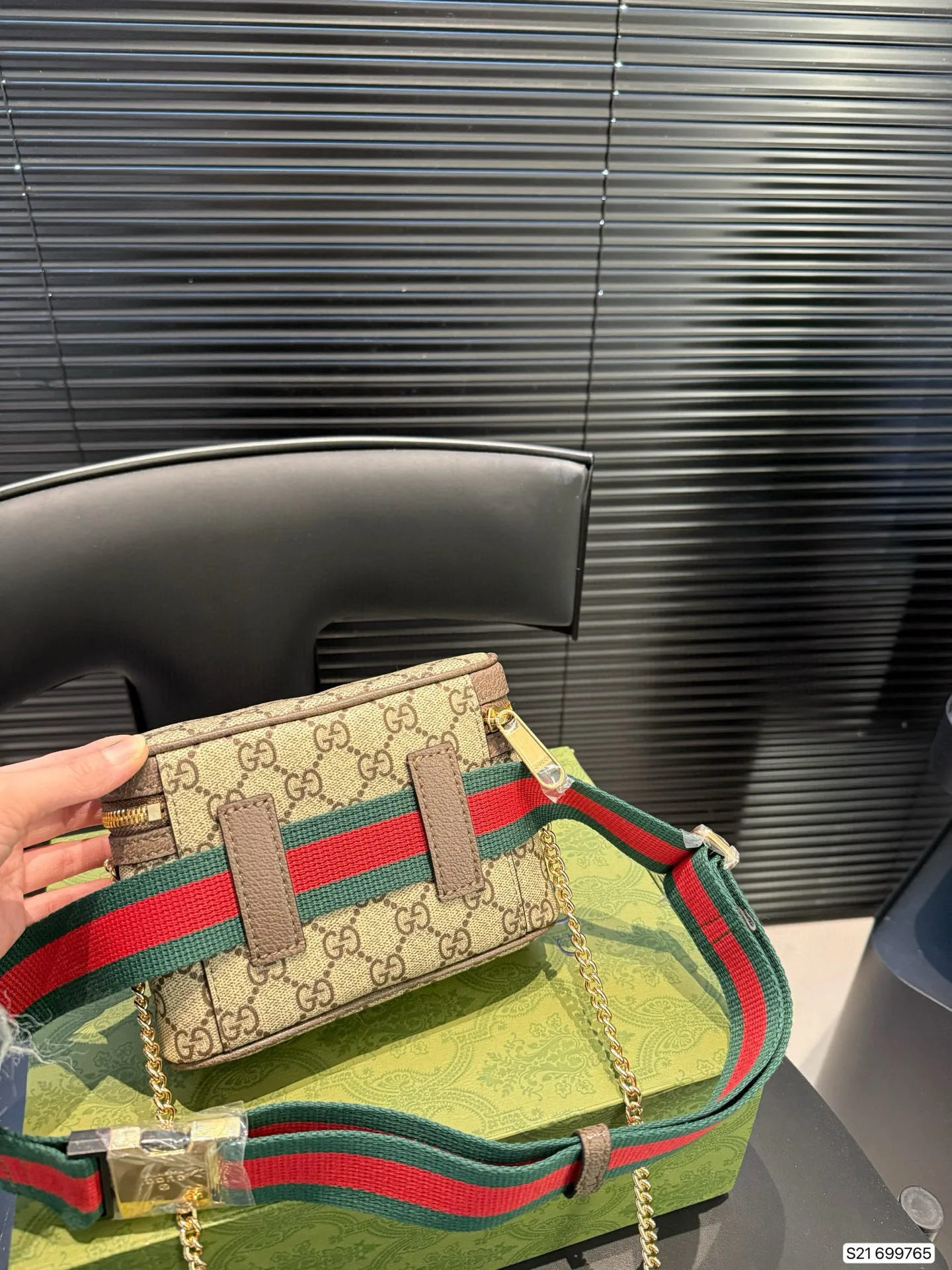 P155 配飞机盒折叠盒子 Gucci酷奇胸包腰包 Gucci古驰 腰包经典老花 可斜挎 单肩 胸前背 系腰等多种背法 解放双手 太实用了 尺寸：16 11 货号699765