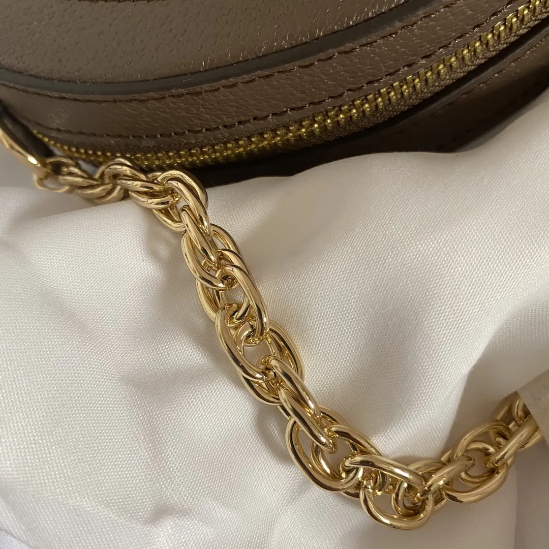 实拍#💰160 型号:550618咖 尺寸:18*18*4.5 GG Ophidia 系列圆饼好可爱 圆圆造型➕红绿织带!小巧玲珑 可以装的下plus的包包💕 此款肩带为链条配皮