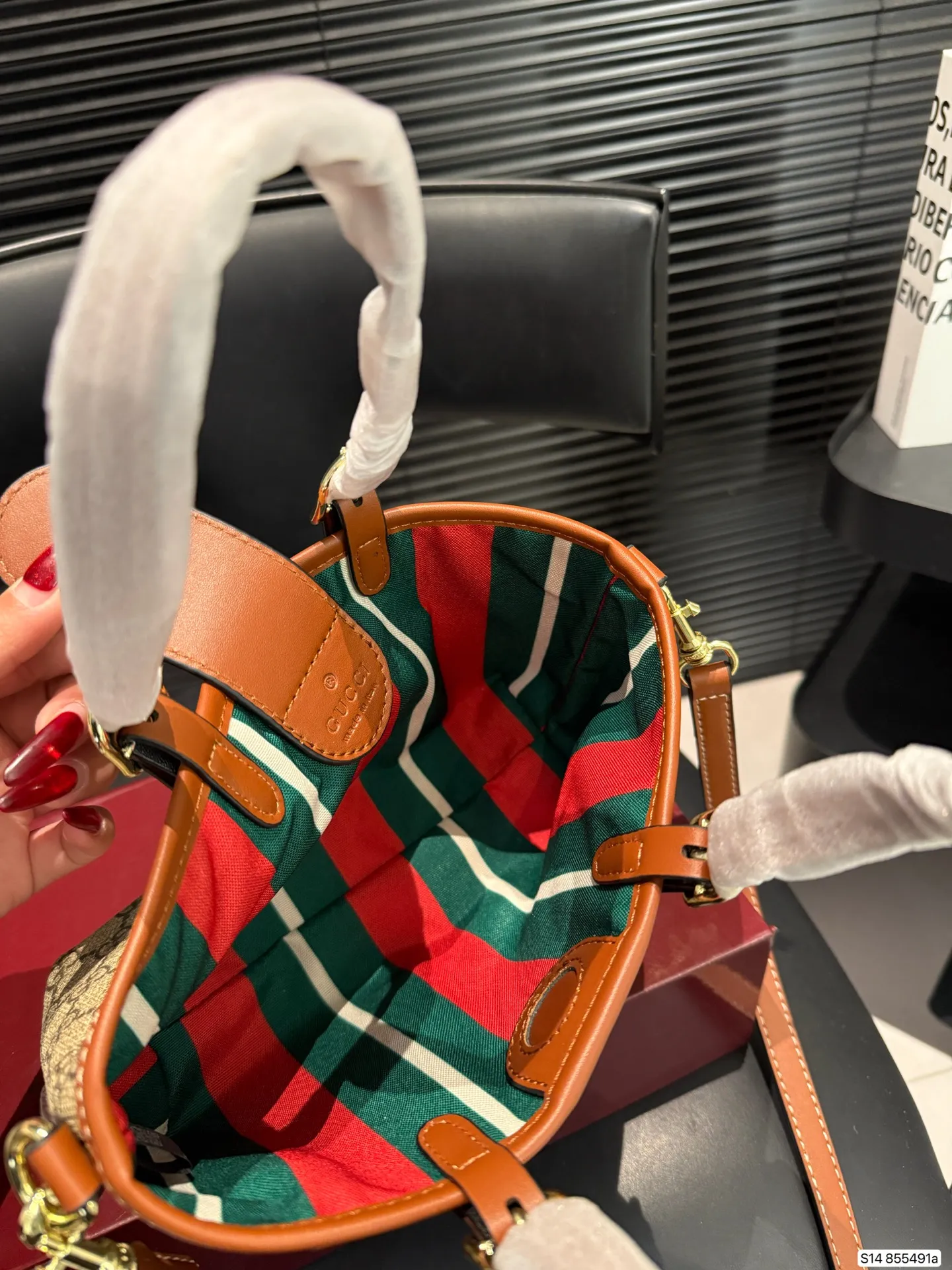 P120 配盒子酷奇 Gucci新出的小可爱! gucci mini Emblem 自带一个长肩带还可以斜挎手拎起来也好可爱! 尺寸20 14 货号855491