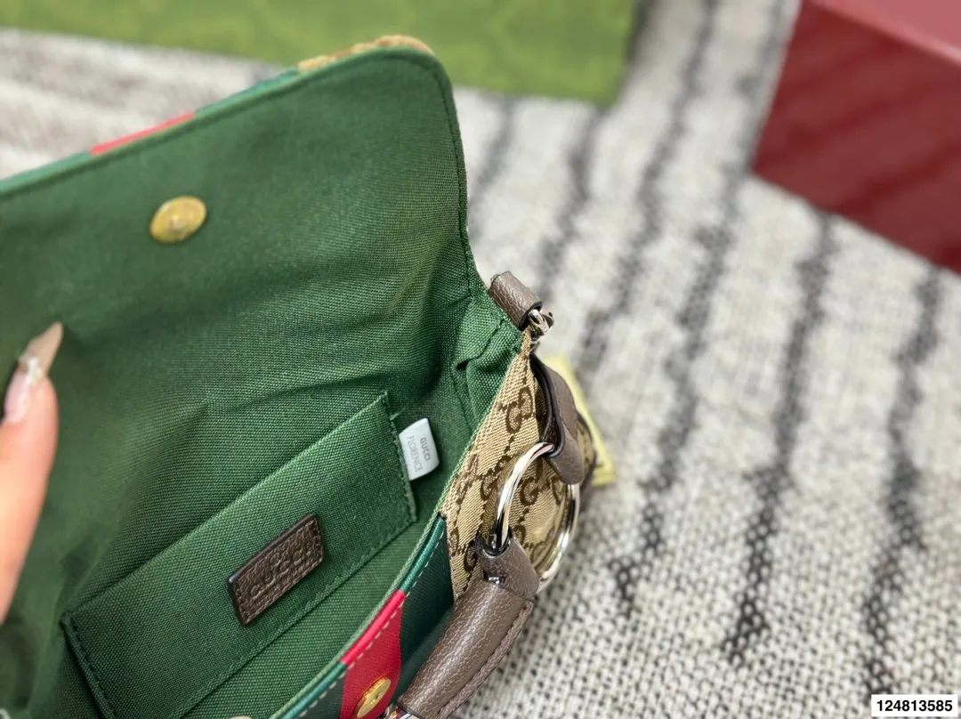 P175折叠盒⚠️尺寸27.13 酷奇GUCCI Horsebit Chain法棍包 经典再现，时尚果然是个轮回 复古的设计加上显眼的马衔扣 是初春到深冬都钟爱的时髦感 多种背法出街，感觉就像在街上走秀！ 恰到好处的优雅！