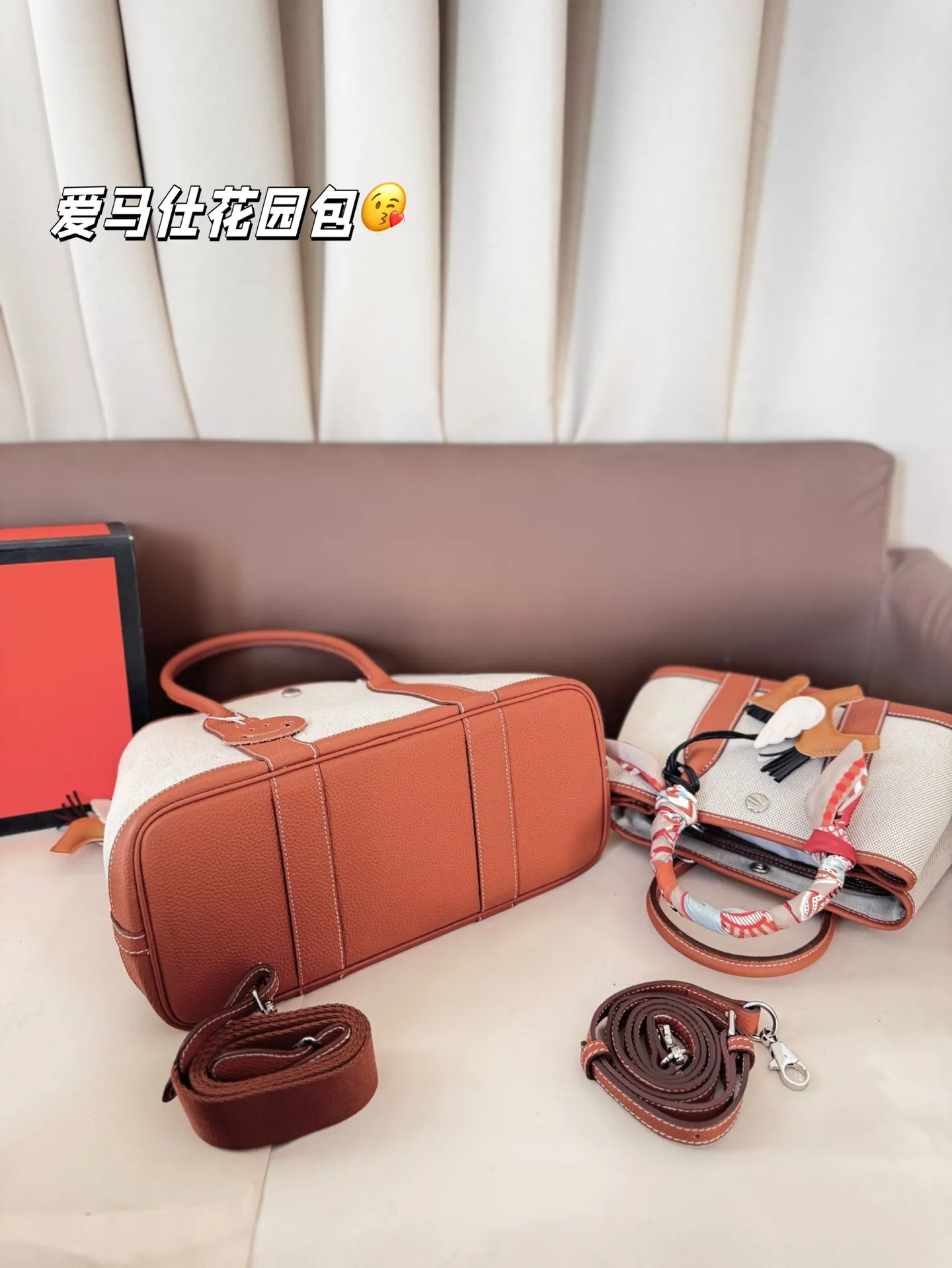 大号P220 小号P200（配内胆） 爱马仕花园包 布配牛皮 通勤比较低调又百搭 包身没有任何logo没有那么招摇！ 尺寸30*20/25*16 折叠盒