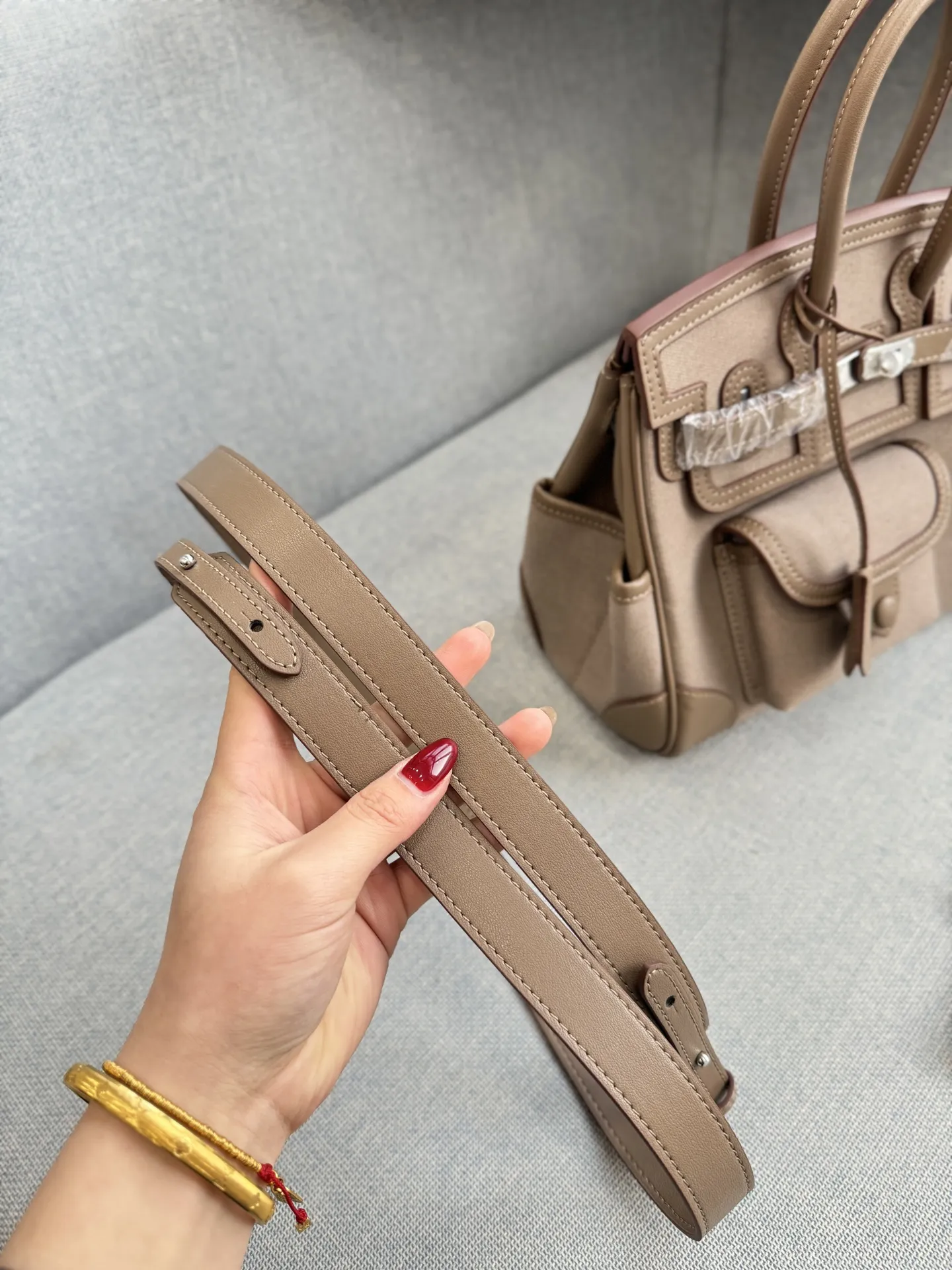 头层牛皮大💰315 头层牛皮小💰305 size:30×21/25×20 HERMES爱马仕 Birkin 帆布拼皮 铂金包手提包 拼接设计很特别 容量也够大,日常用很方便 背上就是温柔又利落的风格 包包风格休闲工装,日常穿搭都能hold住👍🏼 Cargo是真好用!!! 张惠妹爱不离手的Cargo