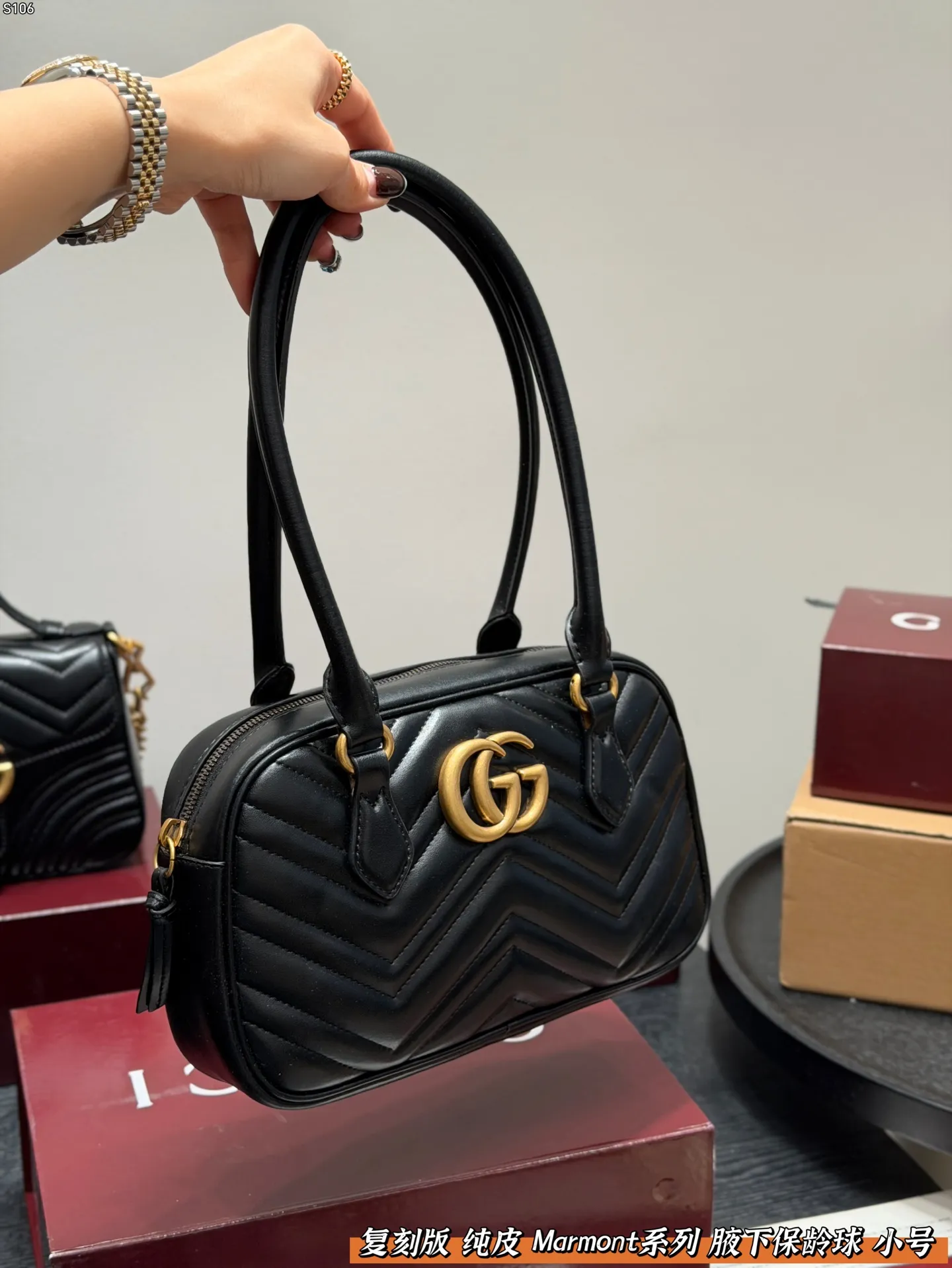 P145 礼盒包装 复刻版 纯皮! Gucci GG Marmont保龄球包腋下马蒙包,黑色波浪纹绗缝皮革+金色双G标志,简约又超有辨识度。 手提or腋下背都OK,通勤,出街都很百搭!皮革柔软耐用,容量刚好,日常用品轻松装下。 尺寸 小号26*16cm