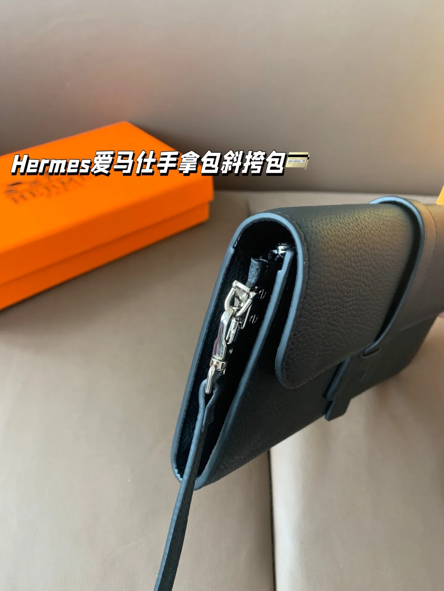 P150 Hermes爱马仕新款头层牛皮手拿包斜挎包,肩带可调节,多种用法斜挎包 尺寸 22*14
