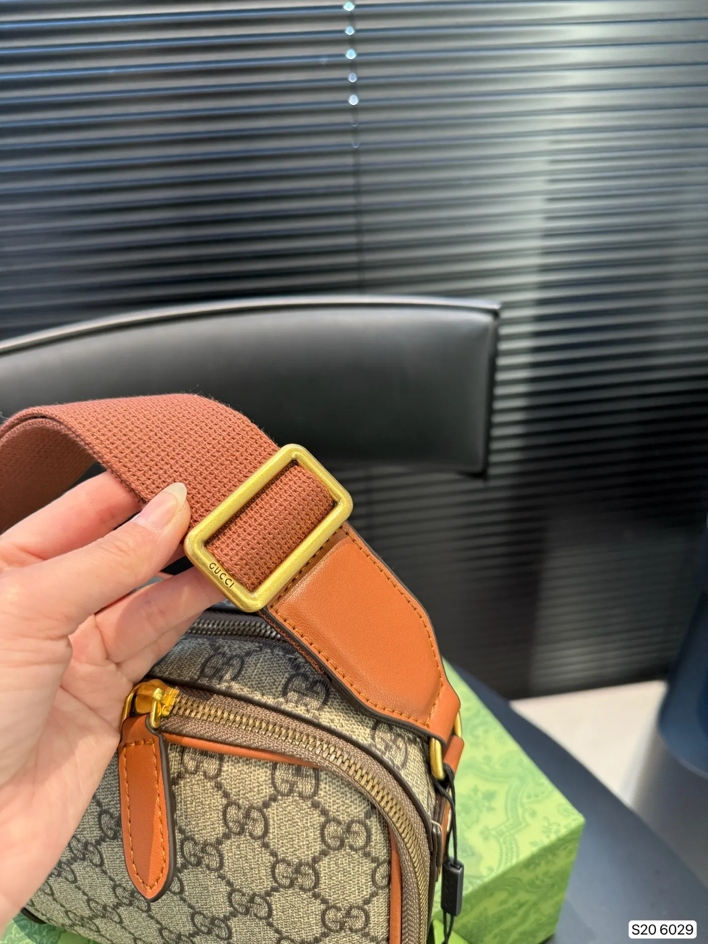 P150 Lv男士邮差 男包分享0LouisVuitton单肩包 路易威登LouisVuitton比起非常火邮差包这一款lv男士单肩包可以说非常低调了,这款呢低调稳重,日常休闲也搭得来也可斜挎尺寸18.5 13 货号6029