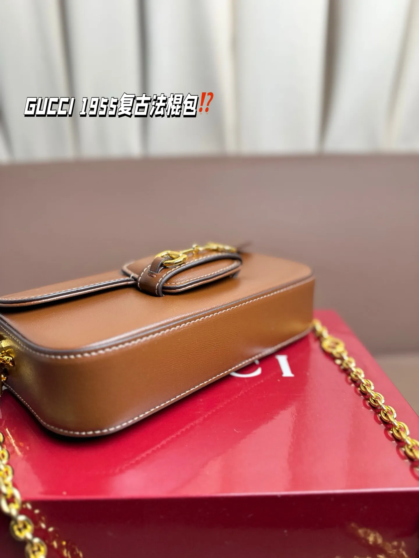 P190 GUCCI 1955复古法棍包。 GUCCI 1955家族又新填一位新成员在原有的经典马鞍包设计上等比例缩小定型包工艺显得更加小巧精致 配了一根超美的双Glogo金色链条尽显复古摩登之美 尺寸23*13