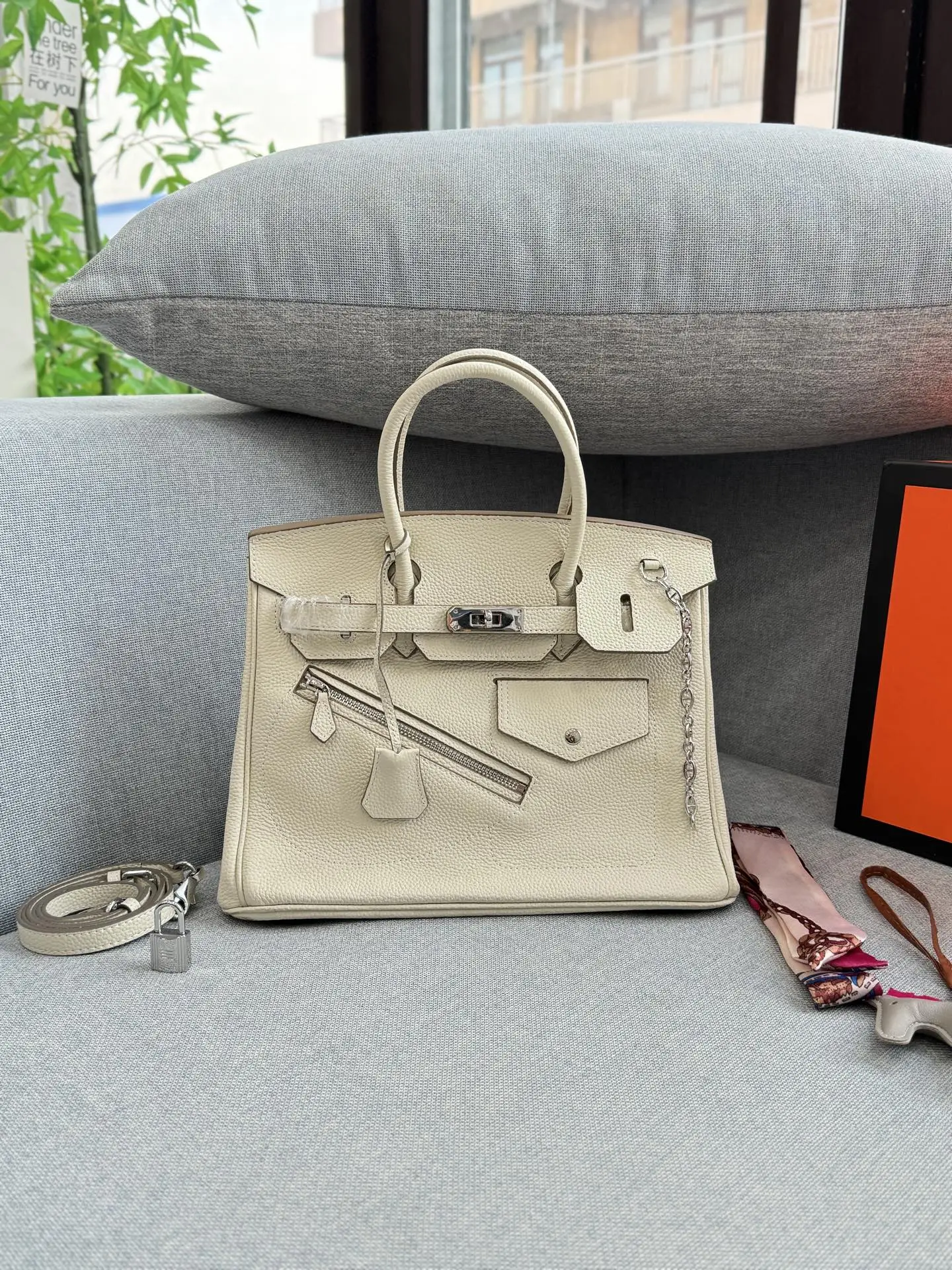 头层牛皮大💰285 头层牛皮小💰265 size：30&times;21.5/25&times;19 HERMES爱马仕 Birkin 机车摇滚风 铂金包手提包 荔枝纹 复古灵魂！口袋拉链牛皮铂金包超迷人 被我挖到宝了！这款中古款口袋拉链头层牛皮铂金包，满满的岁月韵味。 头层牛皮柔软又耐磨，纹理尽显质感。独特口袋拉链设计，方便实用还增添设计感。 背上它，瞬间变身复古女郎，日常通勤、约会出街，轻松成为焦点，简直是提升气质的神器。