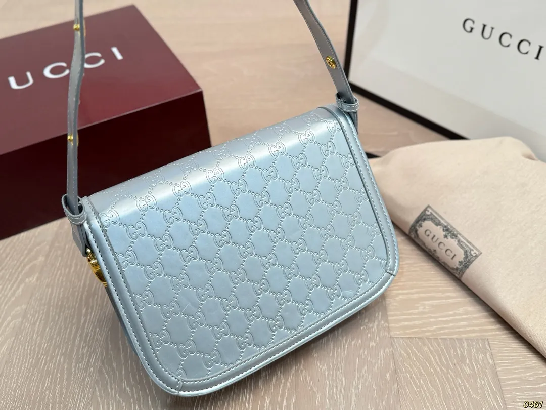 &yen;165折叠盒 Gucci 酷奇1955 &ldquo;她们总是那么复古&rdquo;马鞍包 姐妹同行时，常听人这么说道， 从小耳濡目染，也深陷复古的魅力。 复古在时尚史上向来是重要的一笔 经过时间的检验，愈发迷人， 吸引无数女孩，延续复古风情。 尺寸 25 18