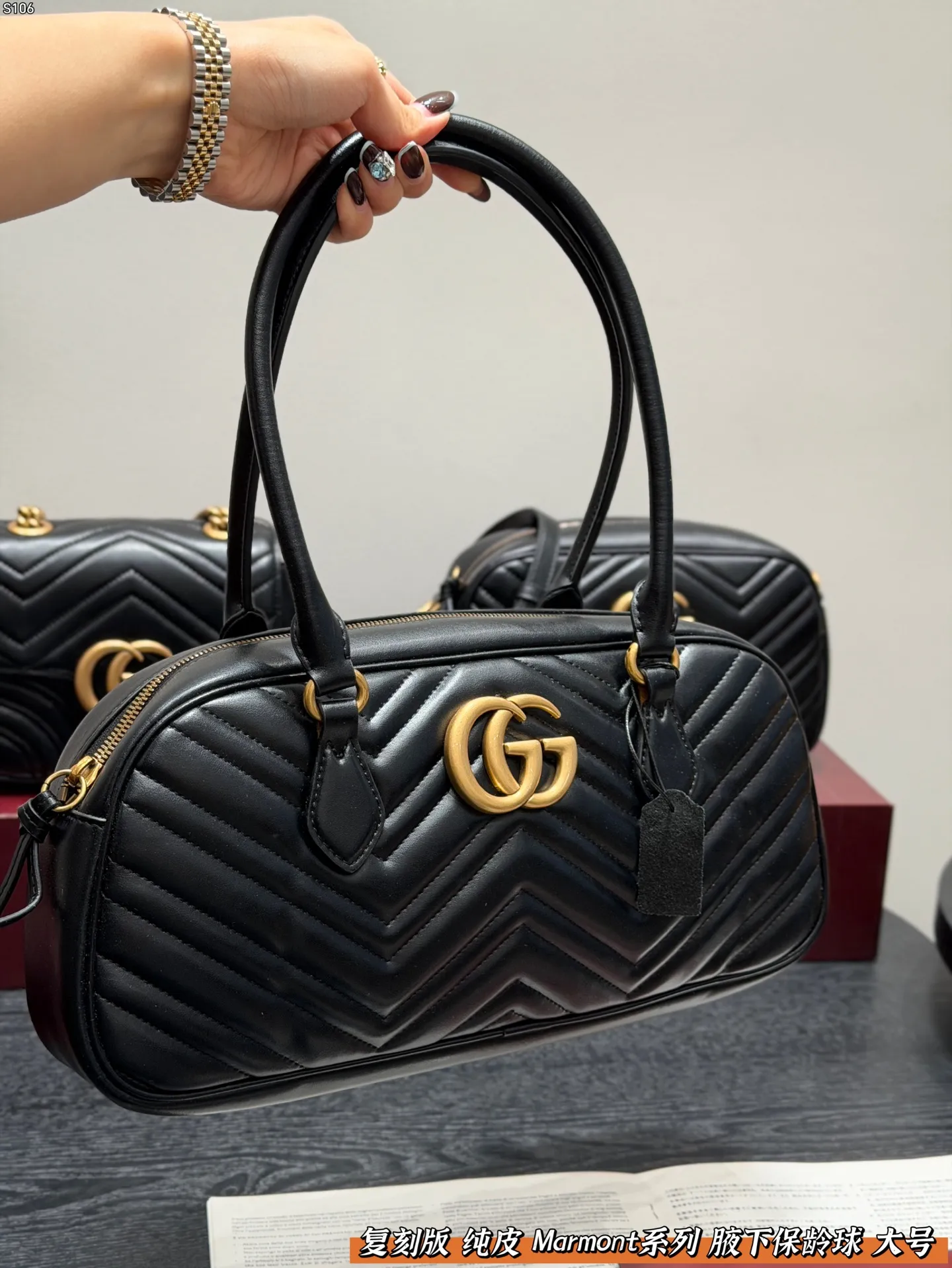 P150 礼盒包装🎁 复刻版 纯皮! Gucci GG Marmont保龄球包腋下马蒙包,黑色波浪纹绗缝皮革+金色双G标志,简约又超有辨识度。 手提or腋下背都OK,通勤,出街都很百搭!皮革柔软耐用,容量刚好,日常用品轻松装下。 尺寸 大号35*16cm