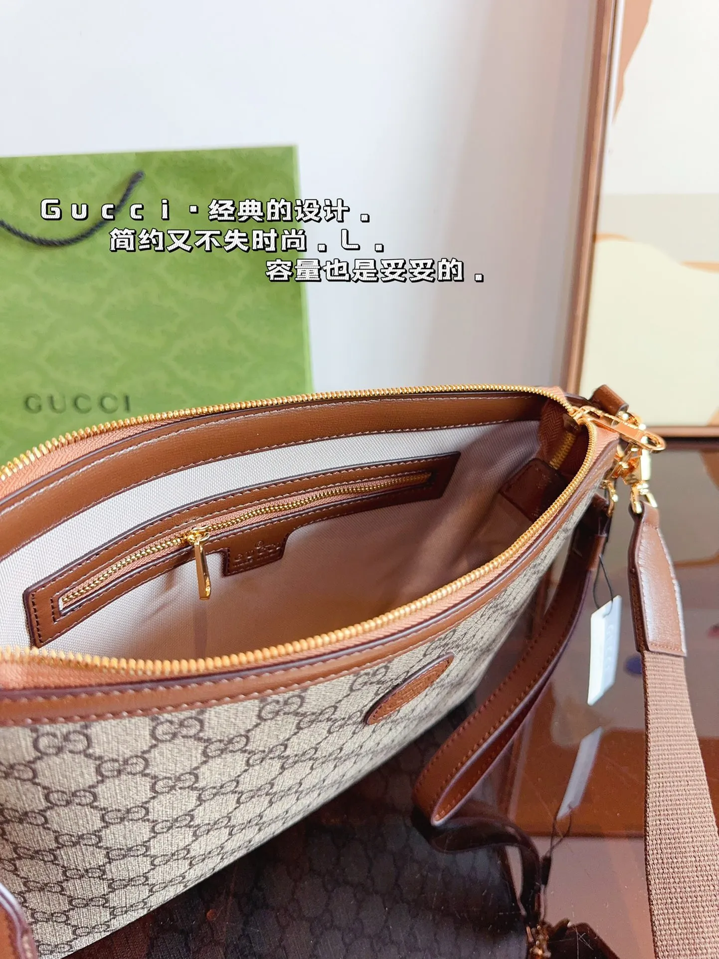 P160 GUCCI酷奇ophidia斜挎包. GG男包来咯~ 随着时间成长,压花也是经久耐看且永不过时的元素 这款包包造型小巧,依旧是复古的调性,方方正正的包型很好搭配衣服,可斜挎可作为手拿包,日常休闲和商务场合都可以驾驭,撞包率也很低,包身整体也很轻便,简约低调有质感尺寸:26*3*23cm