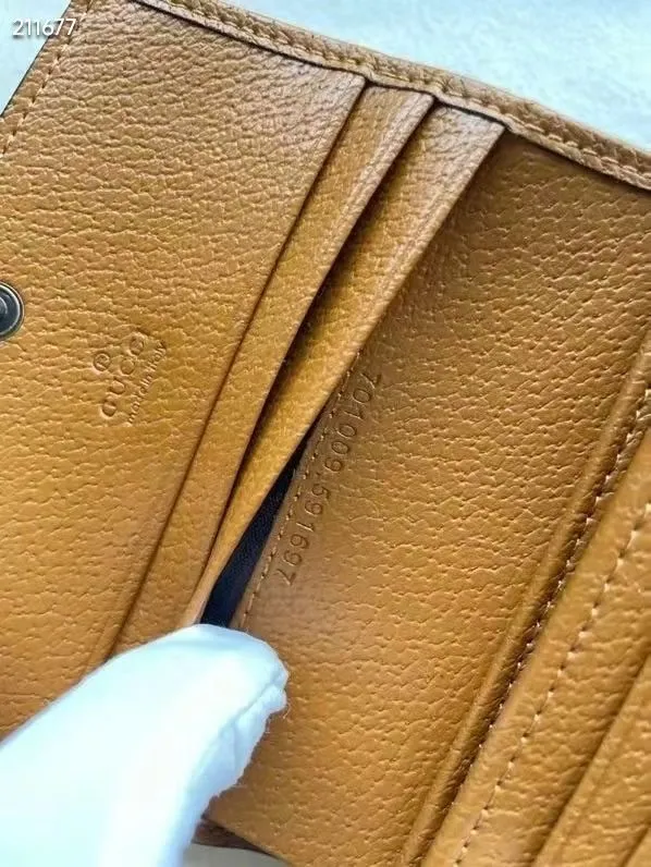 💰105包邮‼️ 原版品质 对花整齐🔥🔥##款号:602534# 米奇为这款GG钱包增添灵动之气,浅棕色皮革滚动细节接一步营造复古风,富有传奇迪斯尼金典形象已彩色绣花、刺绣贴饰或提花图案💐💐尺寸: 11*8.5*2.5