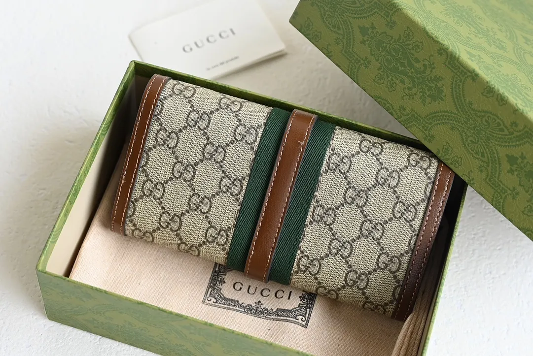 💰328包邮‼️ 😊 GG Jackie1961系列链条包 喜欢小链条包首选是 它可以当钱包，也可以当包包 能放12张卡➕完整的大钞，还可以放手机 钱包款加上链条，一个包钱得两个，划算！ 五金扣和链条，包括它的拉链头和D字扣 全部都是用全钢五金⚠️ 原厂皮➕原厂对色牛仔料 别看它小小一个，伺候着它的都是高级货❗️ Size：19&times;10&times;3.5cm #652681m