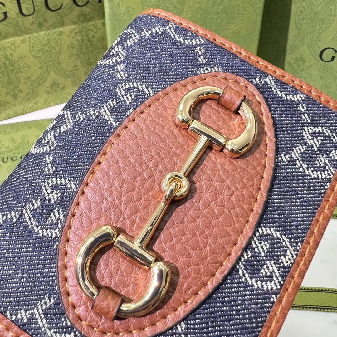 P95🎀品牌:GUCCl 4910🎀颜色: 棕色 🎀尺寸: 11.5*8.5*3🎀全新推出这款由GG Supreme高级人造帆布和棕色皮革材质制成的Gucci 1955马衔扣卡包。该系列采用与手袋一脉相承的双环和长条形设计,这一细节灵感借鉴自品牌的马术本源,是Gucci经典传承之一,也是品牌最具代表性的符号元素之一