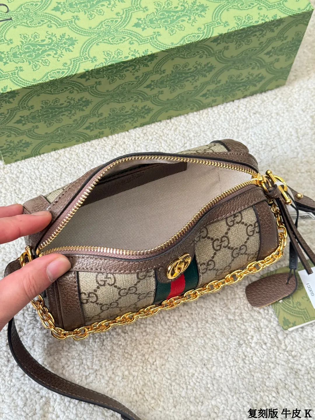 复刻版 牛皮 p135 Gucci Ophidia 系列圆筒包 Gucci Ophidia圆筒包,米色乌木GG Supreme帆布+棕色皮革滚边,红绿织带+金色配件,复古感满满!18.5x10x10cm18.5x10x10cm,小巧可爱,通勤出行都很适合 。两条可拆卸肩带,链条or皮质随心切换,拉链开合更安全。内部虽小但能装下日常小物,实用又有辨识度