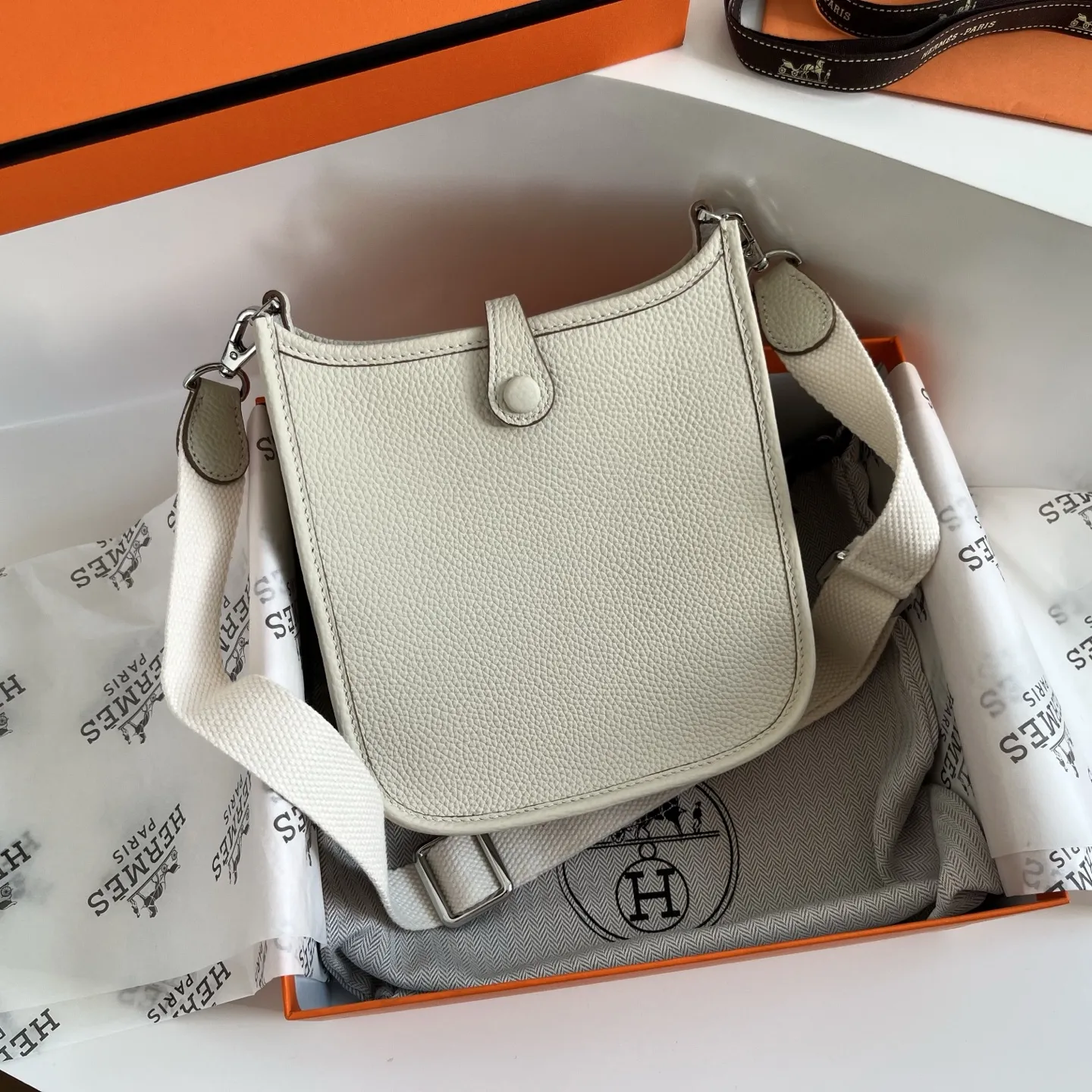 定制版16厘米💰190包邮‼️配盒 一年四季都能背的包包,推荐mini伊芙琳 伊芙琳真的很基础很百搭 特别是经典色怎么背都不会出错,每当我不知道背什么包的时候,mini伊芙琳永远是我的首选! 尺寸:16×16.5×8cm