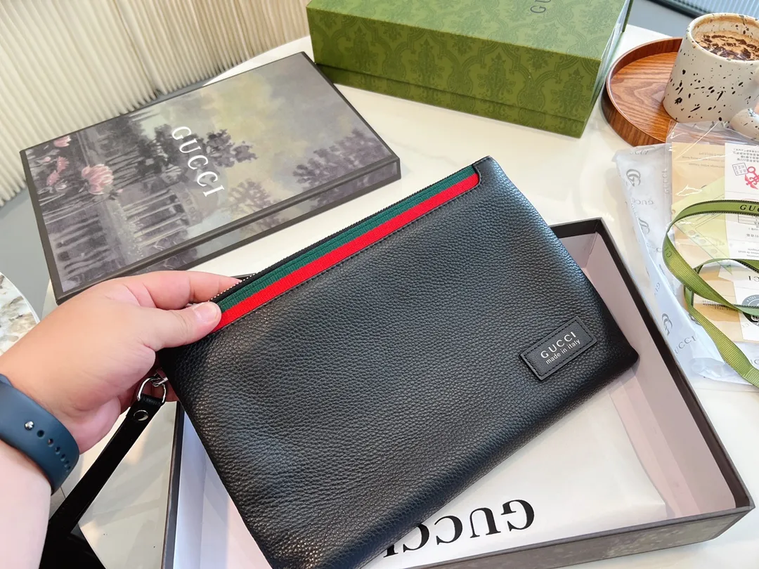 ❤️p150.(礼盒包装)❤️牛皮 gucci 男士经典手包 细节实拍这个应该是古驰男士手拿包里面卖的最好的产品之一了第一是因为外表颜值~整体经典第二是因为大小宽度,非常能装东西 车钥匙、家里钥匙,大串大串地都没问题~日常办公材料啊甚至鼠标也是可以的! 性价比特别高~非常推荐!尺寸28.18