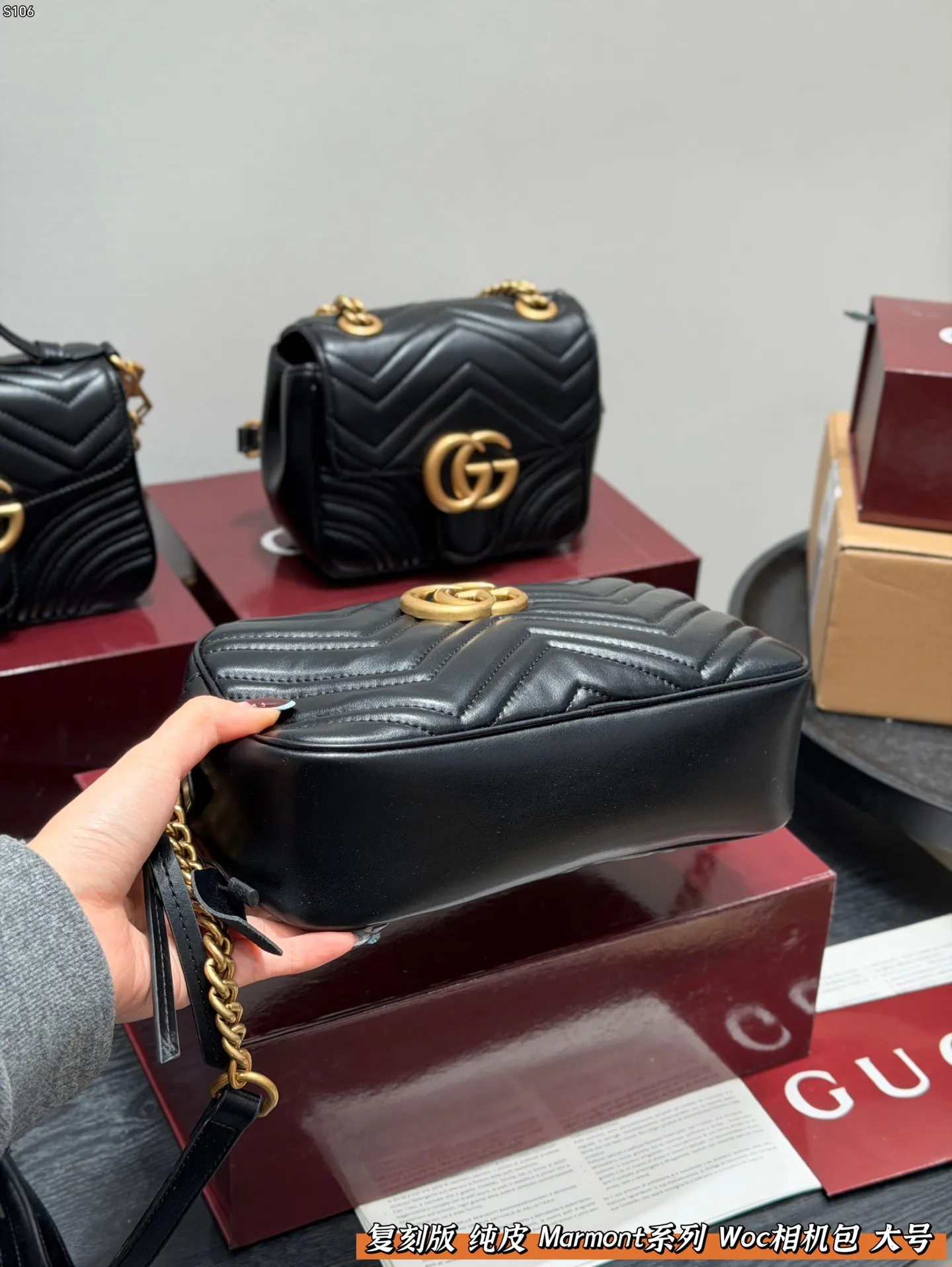 P140 礼盒包装 复刻版 牛皮版本! Gucci 马蒙Marmont 相机包链条包 配以双G金属配件。 可滑动链条肩带有多种背法, 可在肩背和手提之间自由转换。 采用波浪纹绗缝皮革, 尺寸 大号24cm