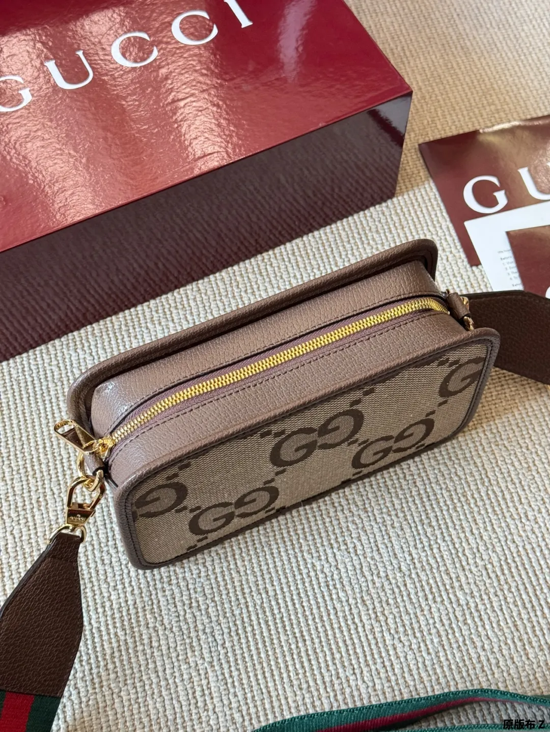 复刻版 原版布 p170 Gucci Ophidia 相机包 配原版乌木色二层牛皮~这个款复古韵味特别浓,对版五金 原版内里!上身效果也超赞,主要以精致特别的五金来提升整体质感。size 22 15 配飞机盒全套包装