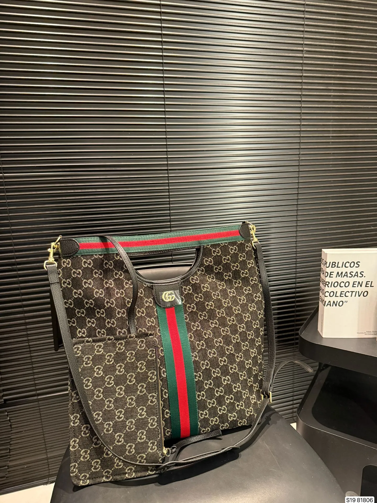 P145 酷奇 闭眼都能入手的包包| 托特包 可手提可单肩 真的是闭着眼都能冲的款式! 尺寸:30 39 货号81806