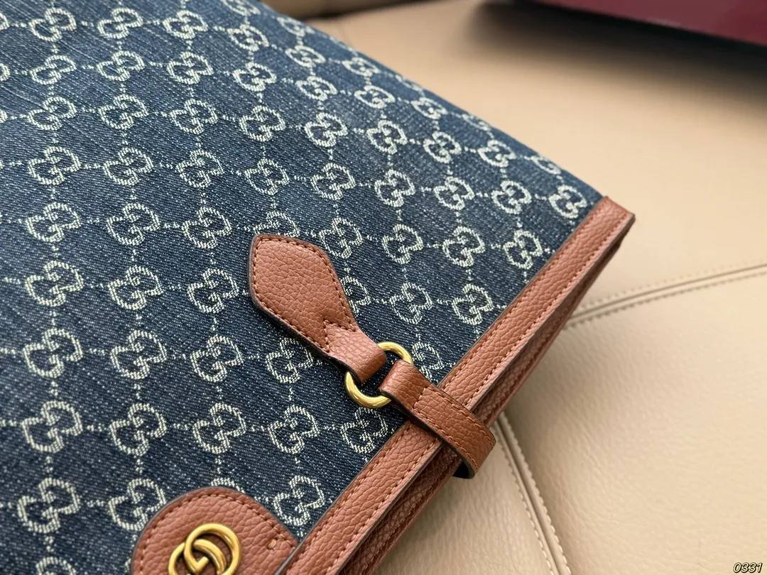 ¥125 酷奇 Gucci托特包 质感很高级 容量超级大也很耐用 日常出街背它回头率百分百 就是这种随性慵懒感 尺寸37 28