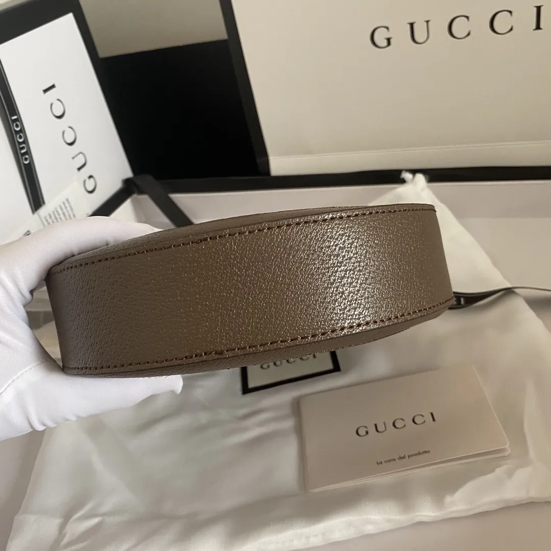 实拍#💰160 型号:550618咖 尺寸:18*18*4.5 GG Ophidia 系列圆饼好可爱 圆圆造型➕红绿织带!小巧玲珑 可以装的下plus的包包💕 此款肩带为链条配皮