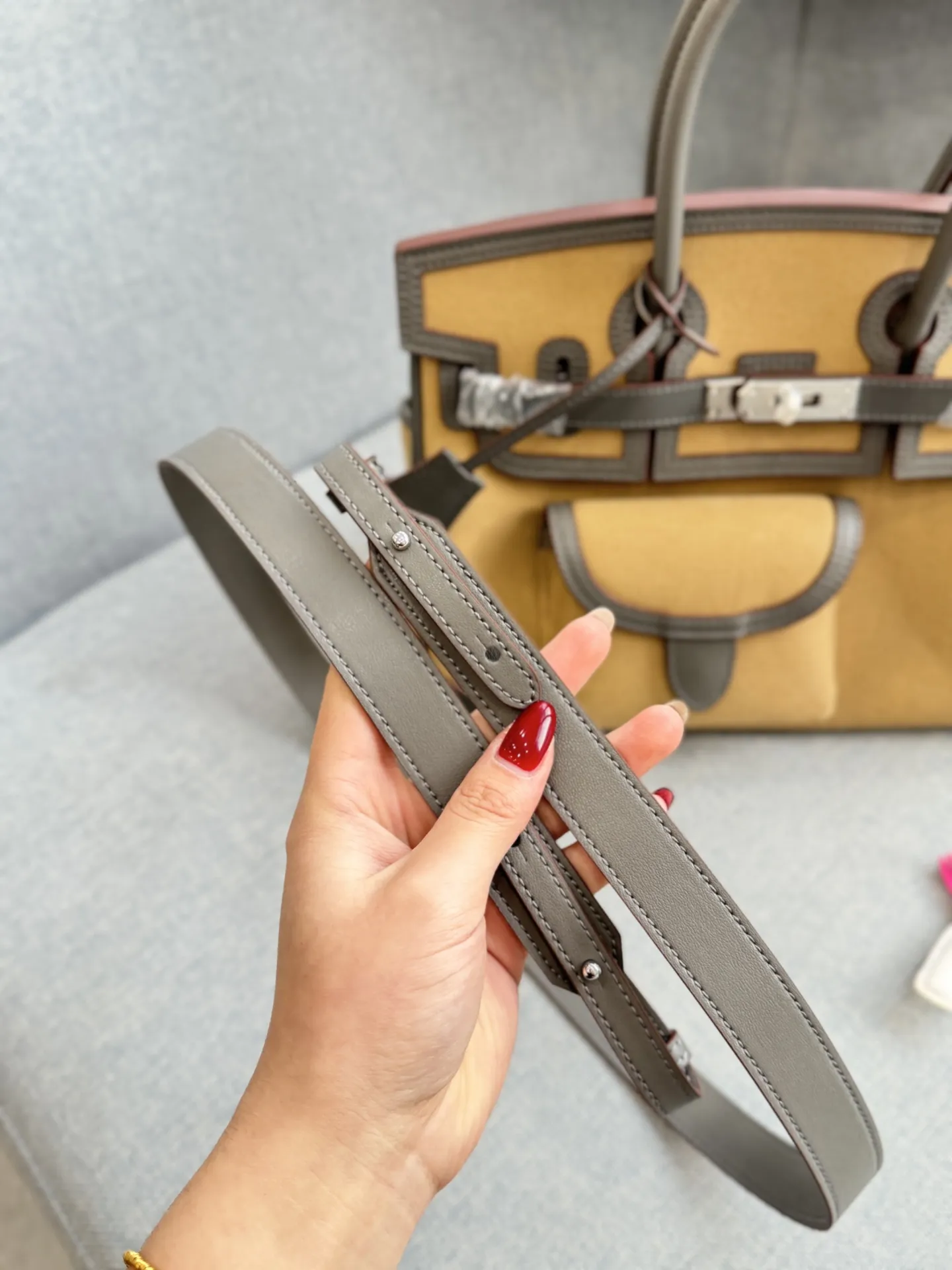 头层牛皮大💰315 头层牛皮小💰305 size:30×21/25×20 HERMES爱马仕 Birkin 帆布拼皮 铂金包手提包 拼接设计很特别 容量也够大,日常用很方便 背上就是温柔又利落的风格 包包风格休闲工装,日常穿搭都能hold住👍🏼 Cargo是真好用!!! 张惠妹爱不离手的Cargo