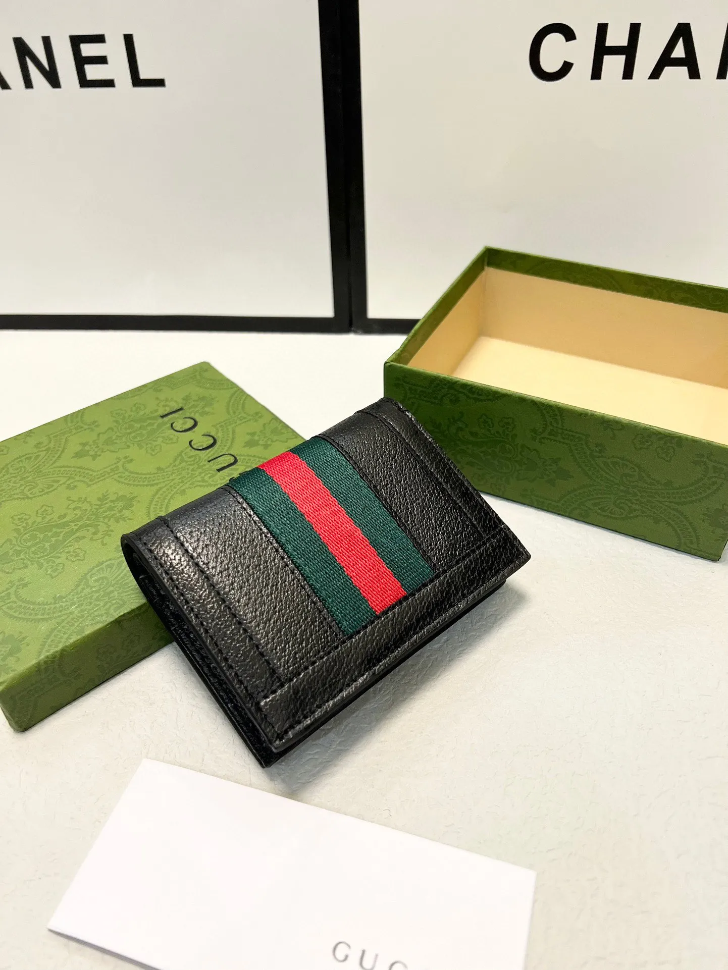 P95🎀🎀颜色 黑🎀尺寸 11x8.5🎀 【# gucci #】原单品质🇮🇹，品牌的标志性织带提升了整体的设计感。Ophidia 系列是GUCCI标志性与复古造型巧妙融合的典范之作，高贵小巧双G图案令卡包呈现不凡魅力