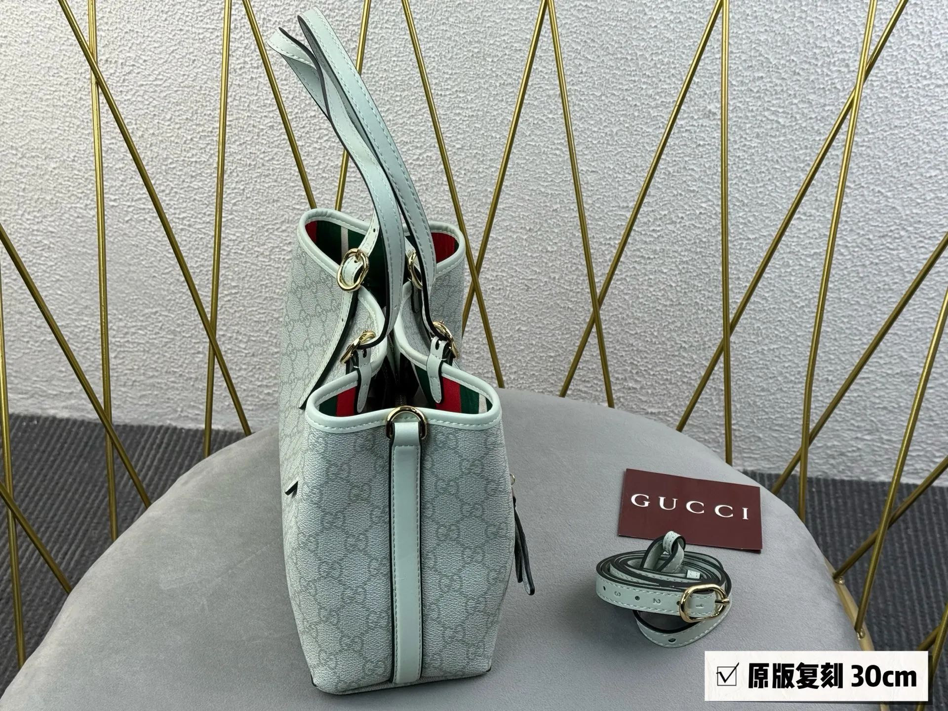 💰185无盒 挂件➕40 size：30*18cm GG新款 Emblem水桶包 我愿称之为年度包王 轻便能装好看又好搭！ 谁能不爱这个Emblem小水桶 ！