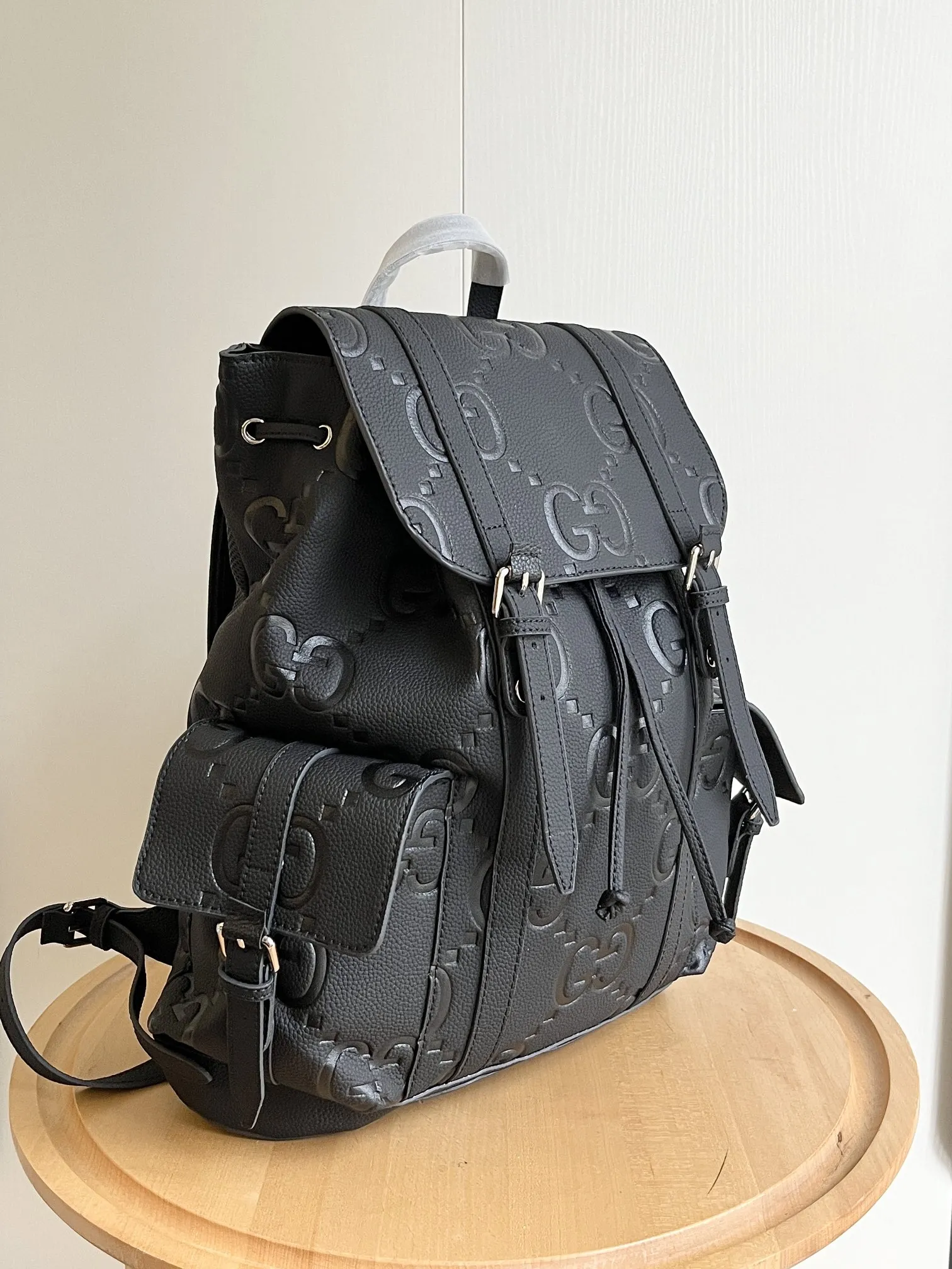 实拍#💰280 款号:625770 34x41x12cm:34x41x12cm 以其柔软和稍微有光泽的完成而闻名,gg 皮革在今年秋季前的系列中运用了纹理,在黑色穿孔皮革基座上压花了房子的徽章。 这款背包有多个外部和内部口袋,包括一个带衬垫的笔记本电脑包和智能手机套。 功能性的带扣关闭器有额外的磁扣,可以方便地打开。