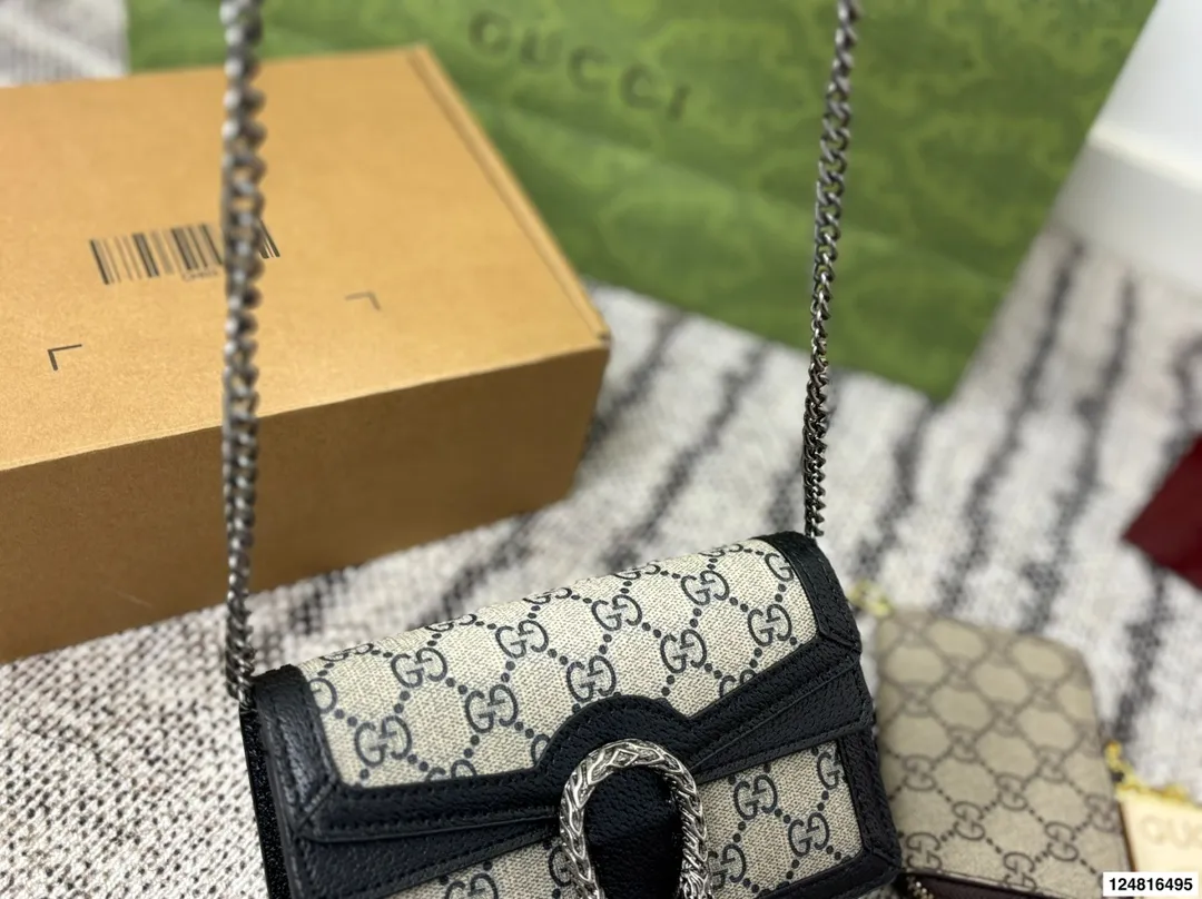 p165 配折叠礼盒 Gucci 新配色 燕麦色 Nano 酒神 新品 Zp售价&yen;27,400 如果包包只能选一个你们就买这个迷你酒神就可以了 我给你们种草图 看看他有多a多飒 女孩的本命包 复古系列更让年轻女孩们心动💓 装不了东西没关系 好看就行了！！ 尺寸：17*10