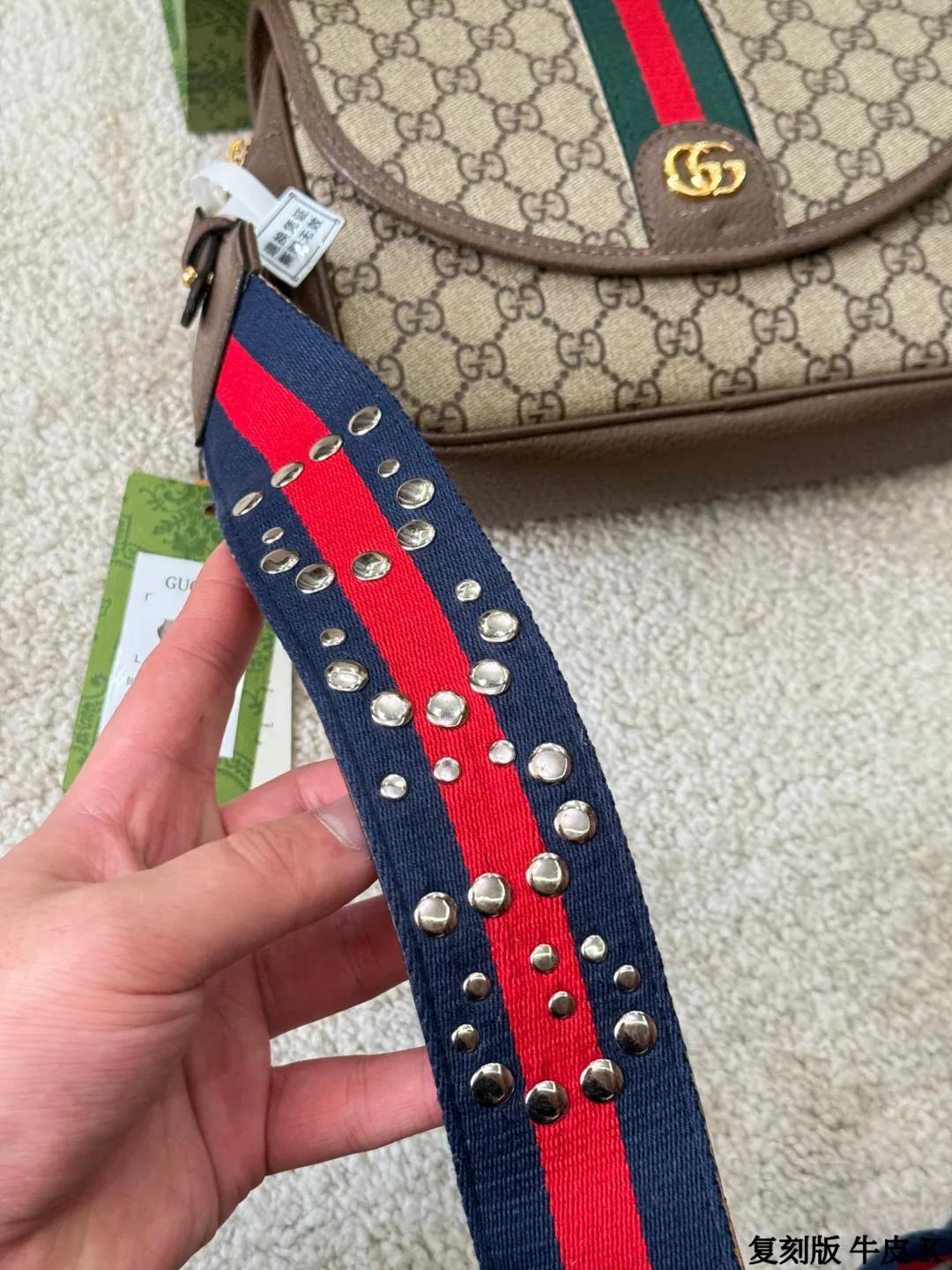 复刻版 牛皮 p195 Gucci GG Supreme帆布单肩包 sGucci GG Supreme帆布单肩包,经典双G老花帆布+棕色皮革饰边,复古又时髦艹。肩带是红绿蓝织带,点缀金属铆钉,超有个性!尺寸适中,通勤休闲都OK,拉链开合更安全。GG Supreme帆布耐磨防水,百搭不挑衣服,时尚实用两不误~ 尺寸 22 15cm