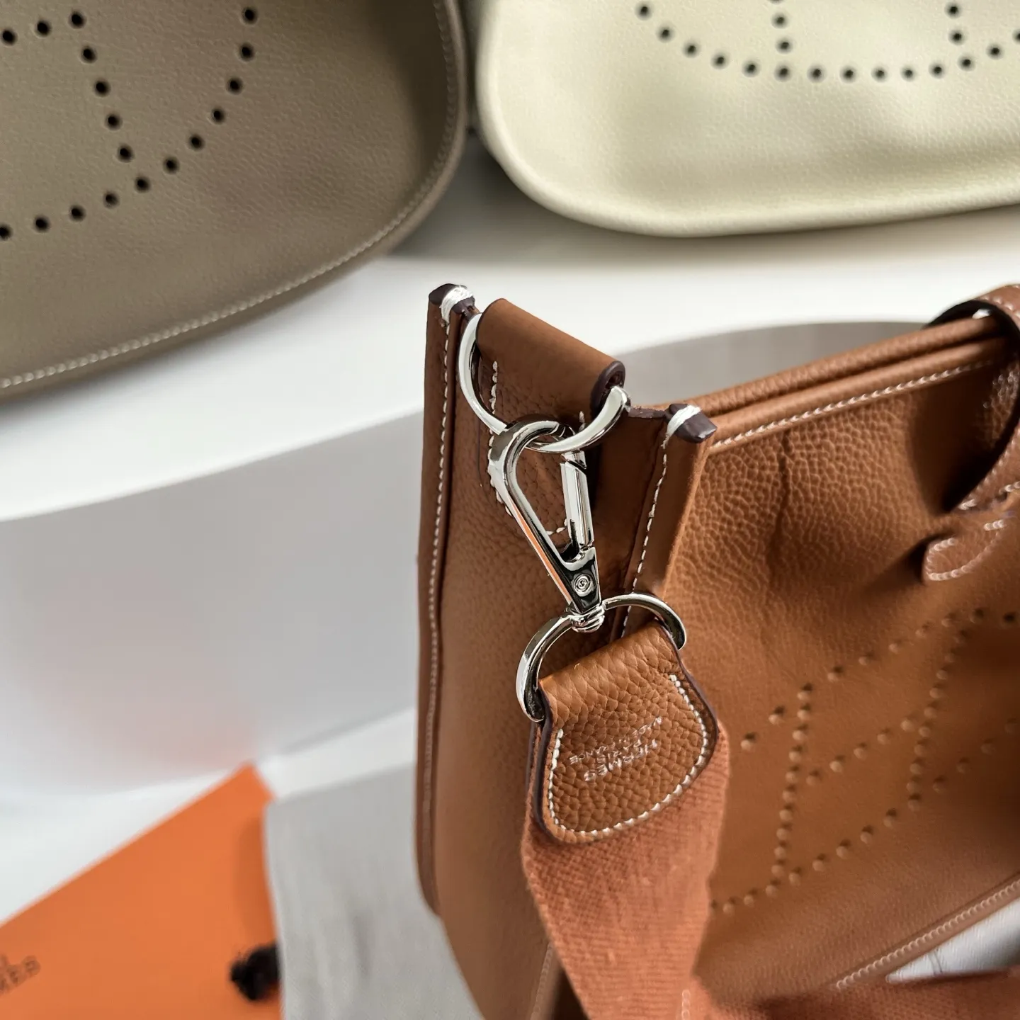 定制版29厘米💰258包邮‼️礼盒➕20 伊芙琳29cm慵懒的刚刚好! 都说这个包冷门,但实物真的越耐看 ,这款更休闲更飒,百搭随性,简约大气的慵懒感一下子拿捏住了!实用主义者必备大包!容量太nice啦👍 贴心的宽肩带可以减轻重量,放松肩膀~ 多种背法,男女都可驾驭! 更加适合高个子宝宝哦~随意一挎就能出门 尺寸:29×30×8cm