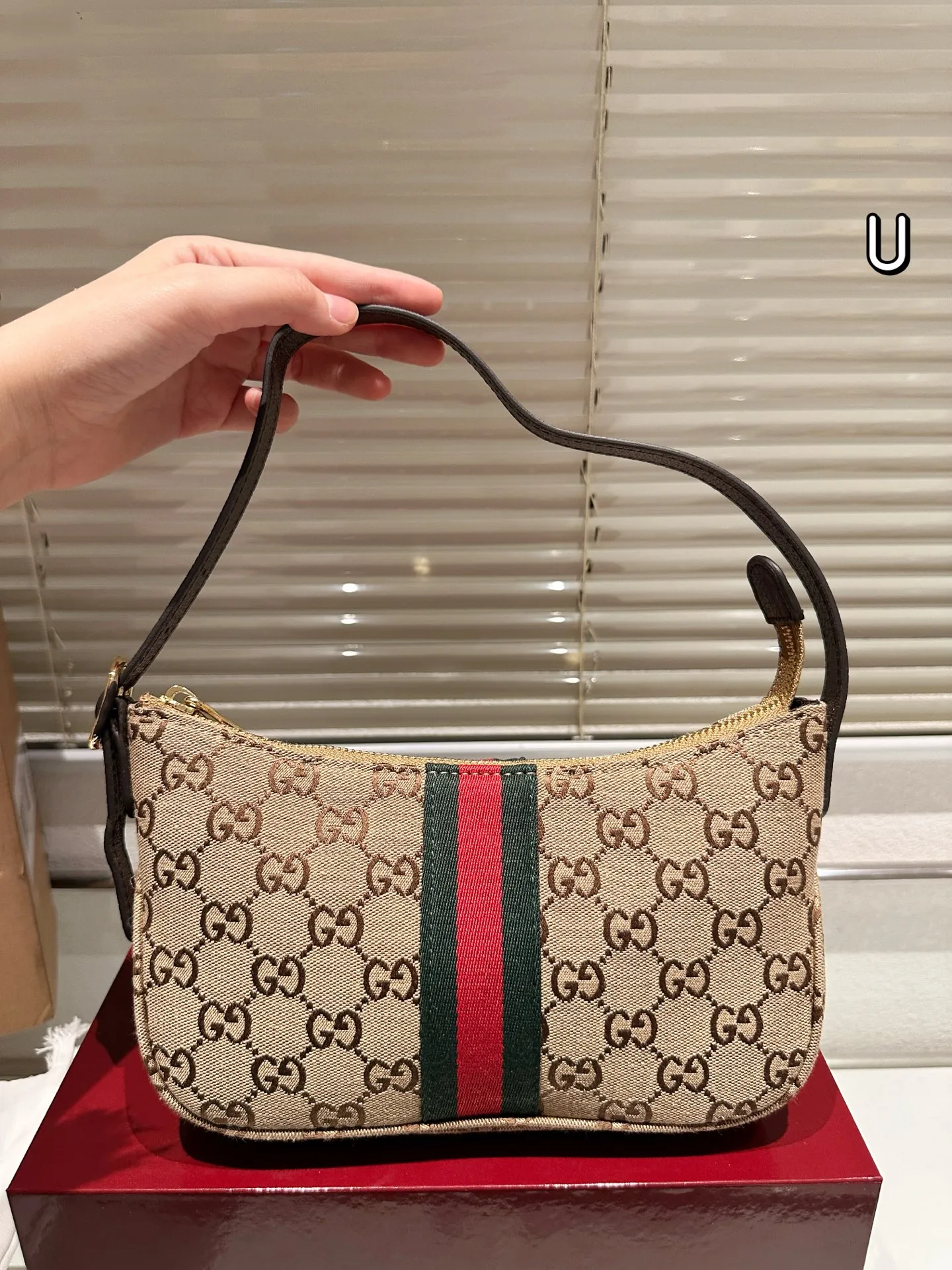 复刻版 P145 Gucci Demna系列迷你单肩包 👜Gucci 迷你单肩包,深棕帆布+双G织带,红绿条纹超有辨识度!复古优雅,迷你尺寸轻便出行,手机钥匙都能装下✨。肩带可调节,单肩斜挎都OK,百搭又实用。灵感来自罗马经典建筑,细节精致,日常通勤或休闲都能轻松驾驭,是Gucci热门入门款,复古控必入!💼 尺寸23.14