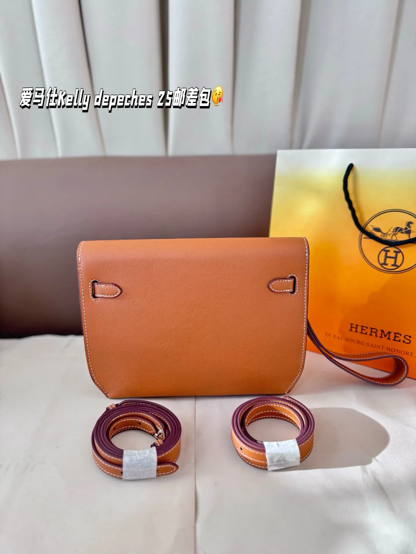 P210 配折叠盒 尺寸25.19cm 爱马仕Kelly depeches 25邮差包包,在Kelly系列里算是很好入手的一款 包包的容量挺大的,日常出门完全够用 3条带子可以自由转换👍