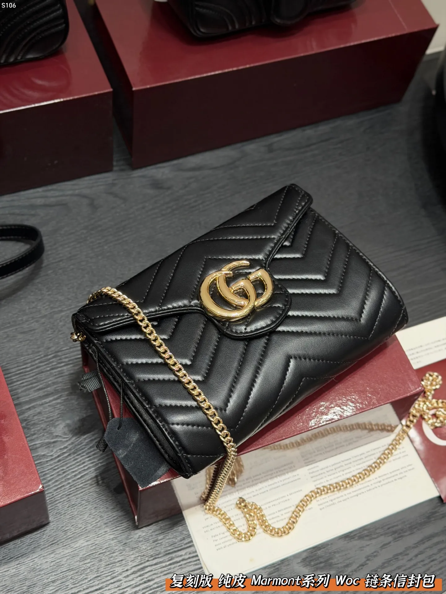 p150 全套礼盒🎁 复刻版 牛皮！ GUCCI 信封包Marmont woc链条包 没想到这么耐看!这款容量在小包界可谓是非常实用的了一共有3个隔断、6个夹层、16个卡槽出门不用带卡包、钱包 直接一个包包搞定所有东西 典型的做旧处理真的超级耐看百搭 自古红金最撩人，集美貌与实用一身 尺寸 20cm