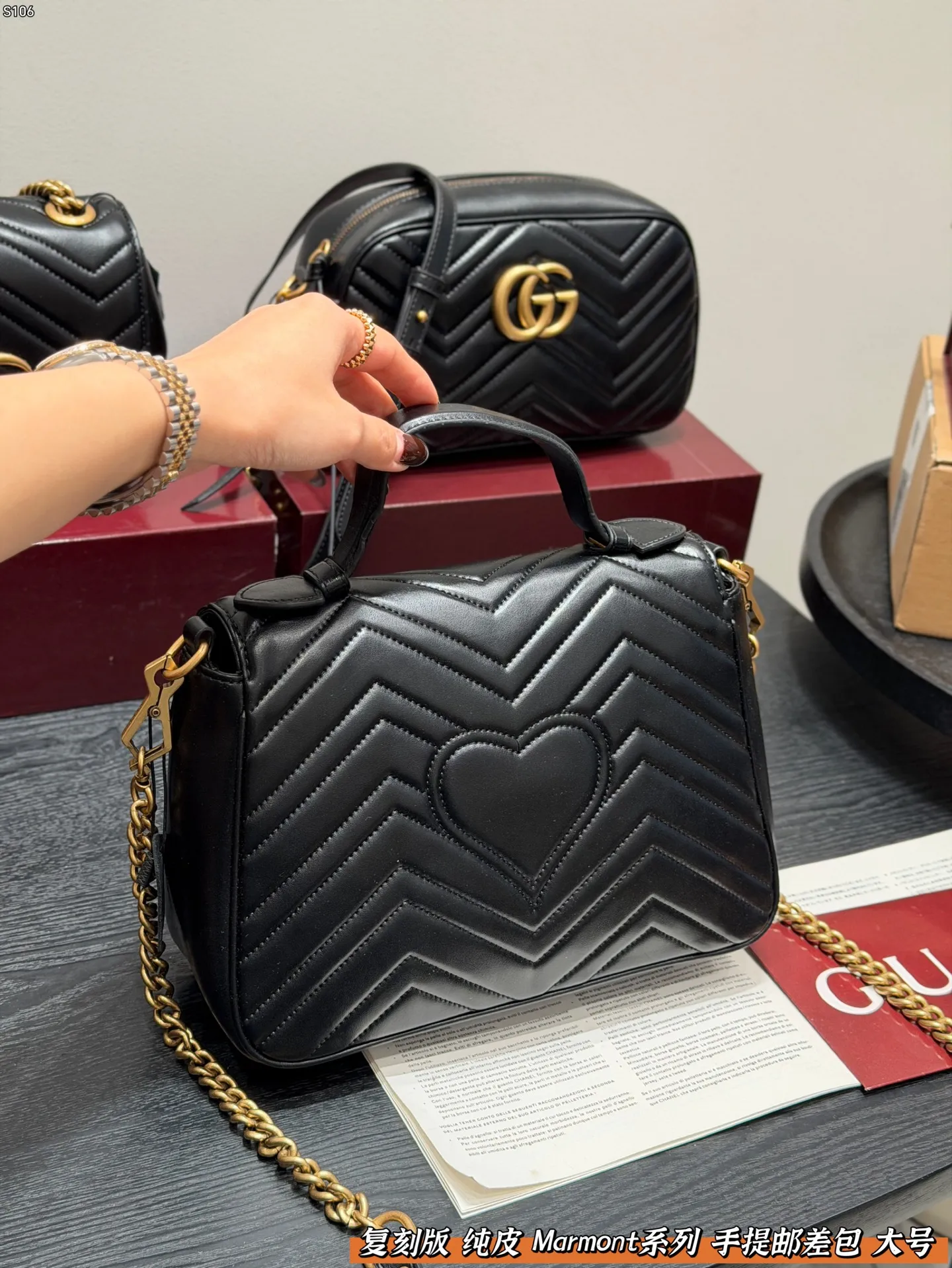 P160 礼盒包装 复刻版 纯皮! Gucci GG Marmont 手提邮差包 链条包包!黑色波浪纹绗缝皮革+金色双G标志,简约又超有辨识度。 手提or腋下背都OK,通勤,出街都很百搭!皮革柔软耐用,容量刚好,日常用品轻松装下。 尺寸 大号27*19cm