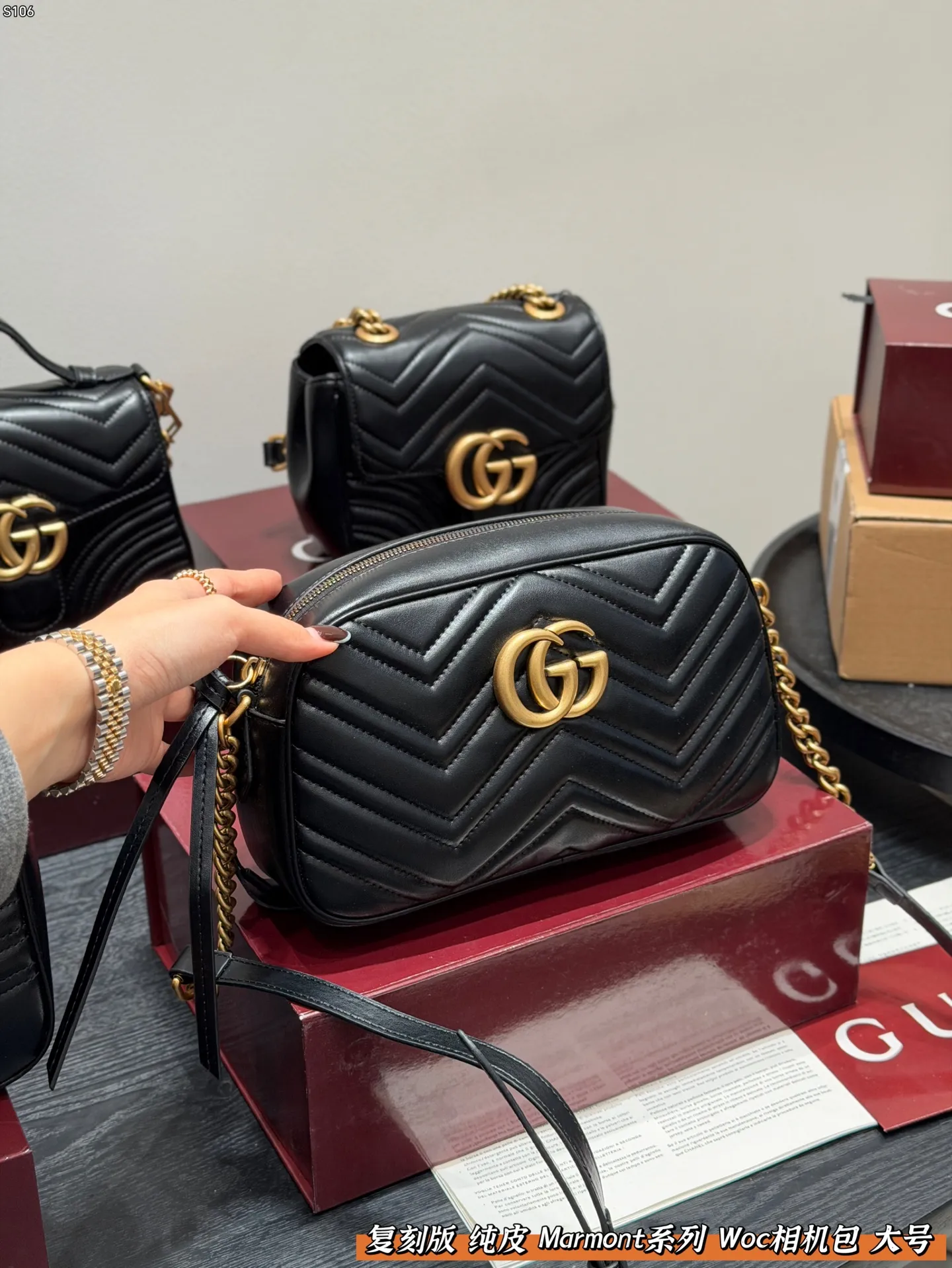 P140 礼盒包装 复刻版 牛皮版本！ Gucci 马蒙Marmont 相机包链条包 配以双G金属配件。 可滑动链条肩带有多种背法， 可在肩背和手提之间自由转换。 采用波浪纹绗缝皮革， 尺寸 大号24cm