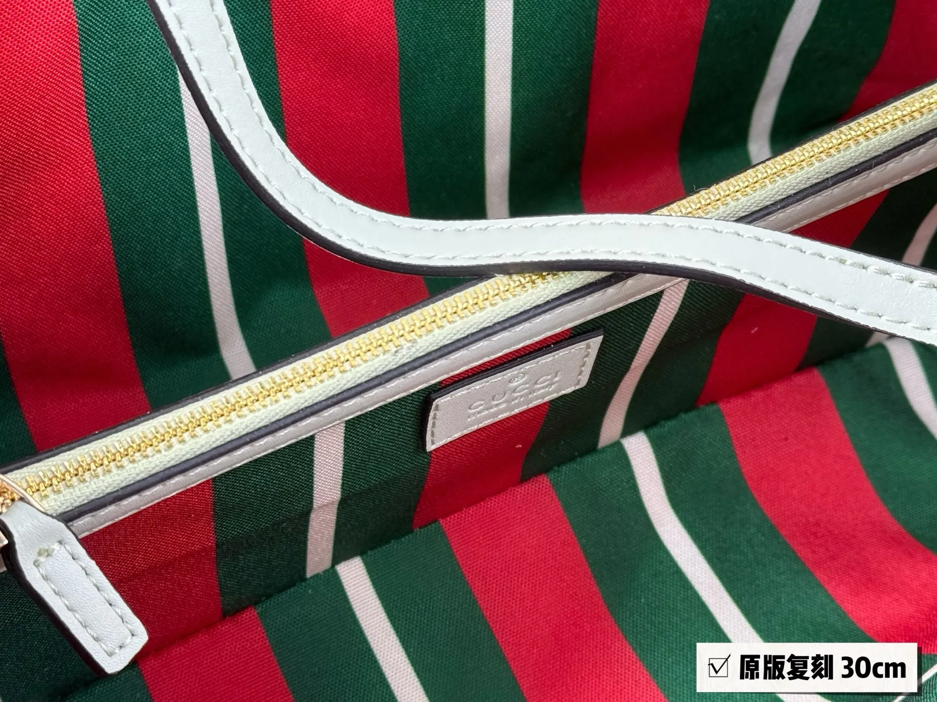 💰185无盒 挂件➕40 size:30*18cm GG新款 Emblem水桶包 我愿称之为年度包王 轻便能装好看又好搭! 谁能不爱这个Emblem小水桶 !