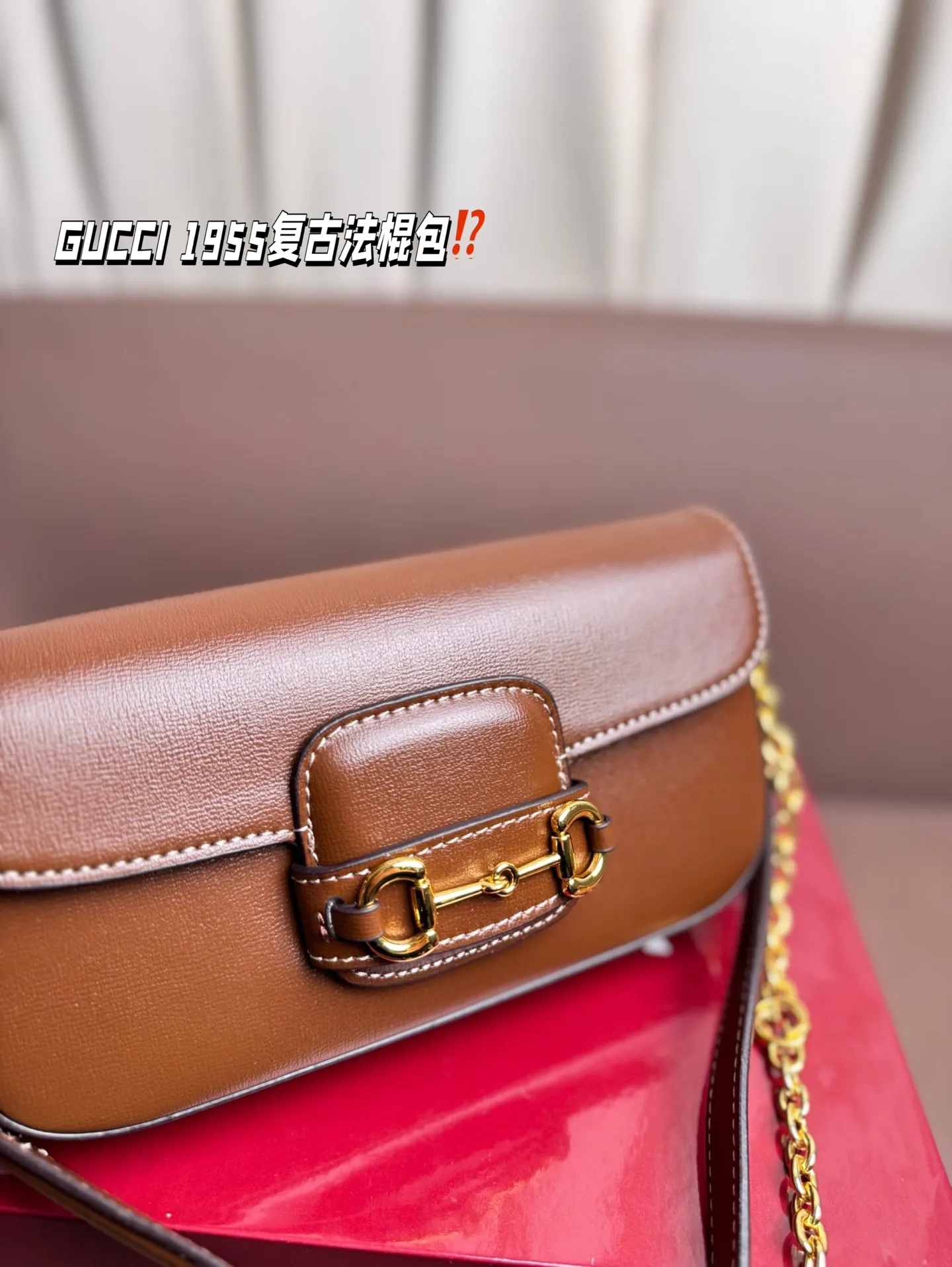 P190 GUCCI 1955复古法棍包。 GUCCI 1955家族又新填一位新成员在原有的经典马鞍包设计上等比例缩小定型包工艺显得更加小巧精致 配了一根超美的双Glogo金色链条尽显复古摩登之美 尺寸23*13