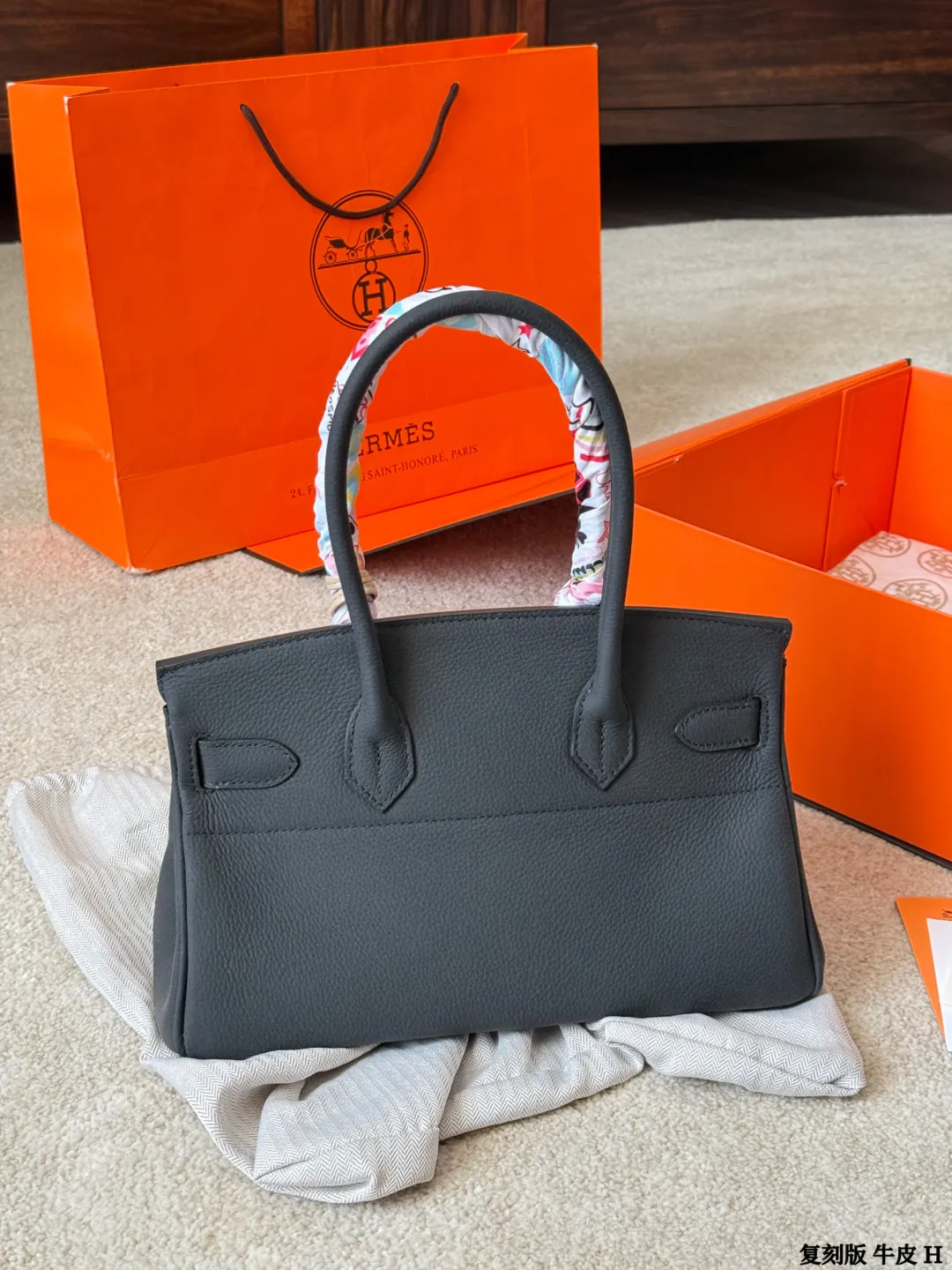 复刻版 头层牛皮 p330 Hermes 爱马仕|Birkin 铂金包 独家经典火爆出货 纯皮 里外纯皮!集万千宠爱与一身 爱马仕·birkin铂金包 专柜万年不下架 原厂激光五金 各路时尚主播/网红/明星不离手 气质女神爱不释手必备法宝 各种百搭 处处体现时尚品味 畅销多年 新版本新工艺 选材结实有型且皮质超软 里外全皮 油边/走线/五金媲美专柜 注目精湛工艺 感受工匠神韵 品质如图 市场最高版本 随意出入专柜无压力 女神包抓紧购 阳光下颜色偏浅 室内光线暗会深一些 这是常识哦 尺寸:30cm