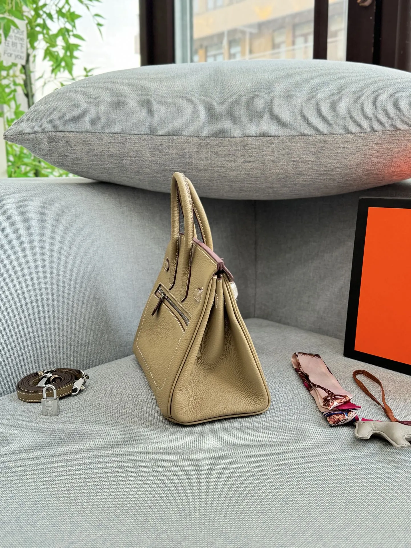 头层牛皮大💰285 头层牛皮小💰265 size：30&times;21.5/25&times;19 HERMES爱马仕 Birkin 机车摇滚风 铂金包手提包 荔枝纹 复古灵魂！口袋拉链牛皮铂金包超迷人 被我挖到宝了！这款中古款口袋拉链头层牛皮铂金包，满满的岁月韵味。 头层牛皮柔软又耐磨，纹理尽显质感。独特口袋拉链设计，方便实用还增添设计感。 背上它，瞬间变身复古女郎，日常通勤、约会出街，轻松成为焦点，简直是提升气质的神器。