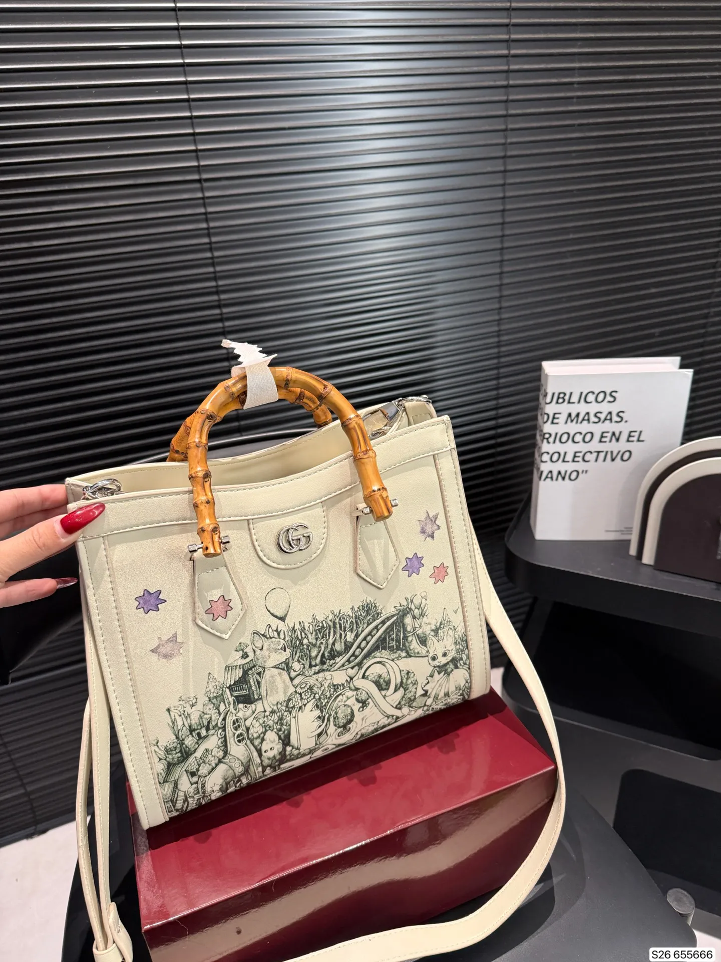 P180 配折叠盒子 酷奇 竹节手提Gucci Diana购物袋 最新系列，这个款复古韵味特别浓，对版五金 原版内里！上身效果也超赞，主要以精致特别的五金来提升整体质感。尺寸：27 24 货号655666