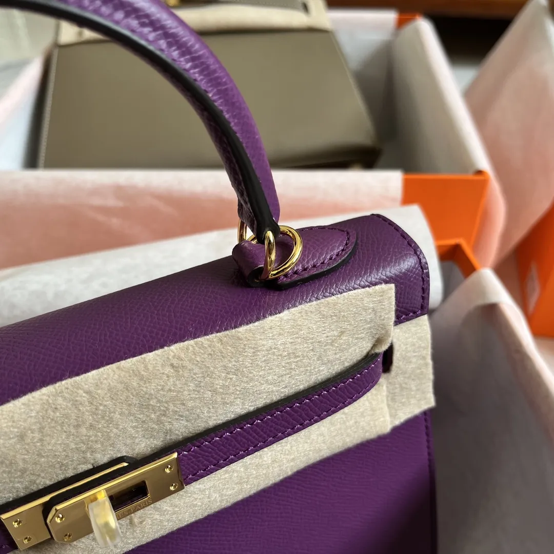 💰328包邮‼️ 25掌纹凯莉 海葵紫 升级版掌纹Kelly‼️ 版型无可挑剔 走线工整细致 让人爱不释手的Epsom掌纹皮 细纹皮料 自重轻 却很耐造硬挺 容易打理 手工烫印logo 25尺寸属于黄金尺寸 配上肩带就能解放双手 全套礼盒包装‼️