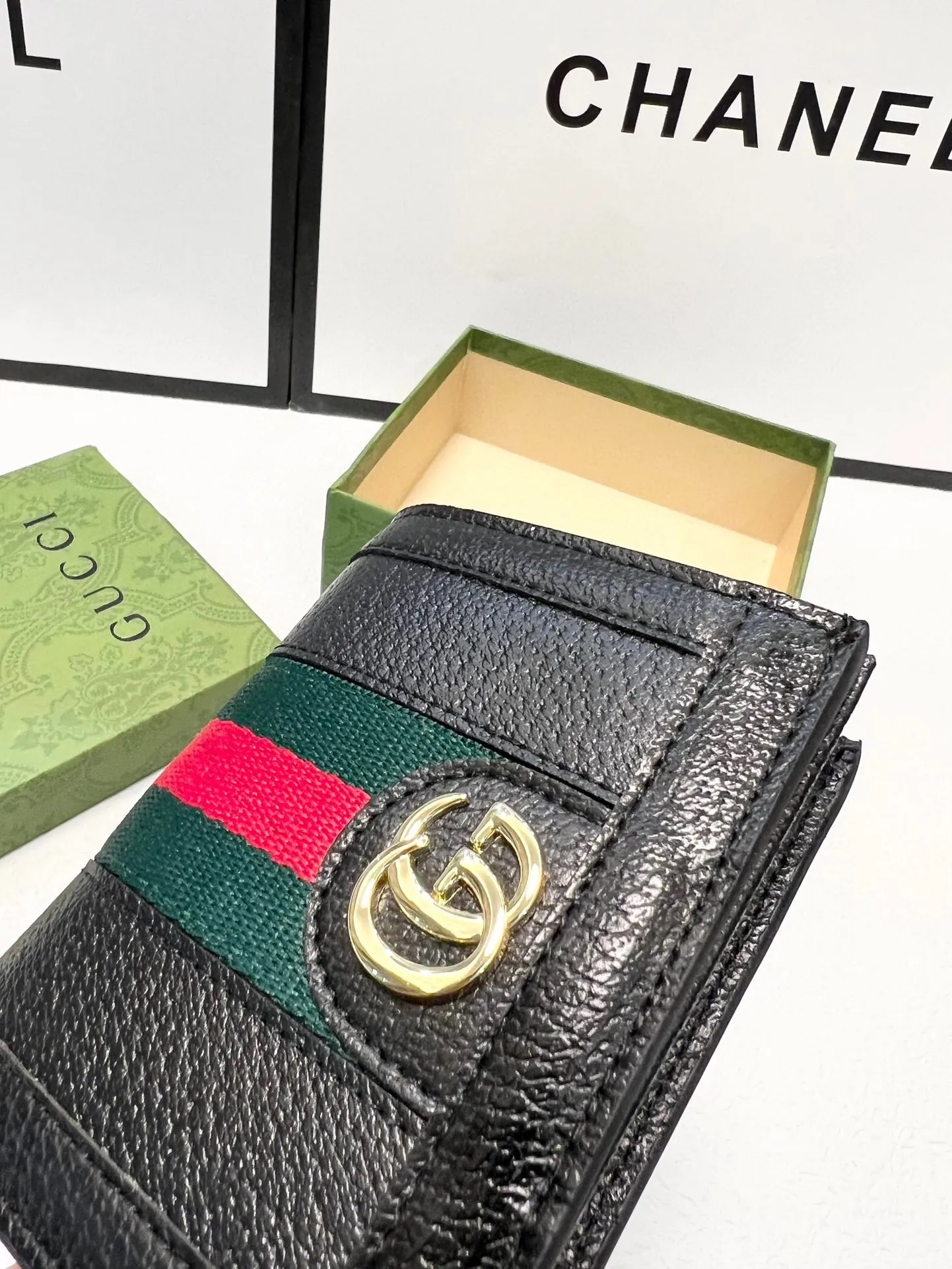P95🎀🎀颜色 黑🎀尺寸 11x8.5🎀 【# gucci #】原单品质🇮🇹,品牌的标志性织带提升了整体的设计感。Ophidia 系列是GUCCI标志性与复古造型巧妙融合的典范之作,高贵小巧双G图案令卡包呈现不凡魅力