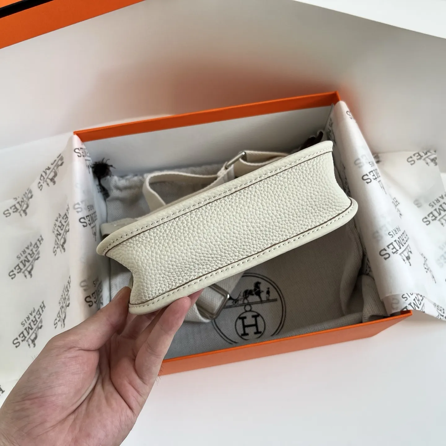 定制版16厘米💰190包邮‼️配盒 一年四季都能背的包包,推荐mini伊芙琳 伊芙琳真的很基础很百搭 特别是经典色怎么背都不会出错,每当我不知道背什么包的时候,mini伊芙琳永远是我的首选! 尺寸:16×16.5×8cm