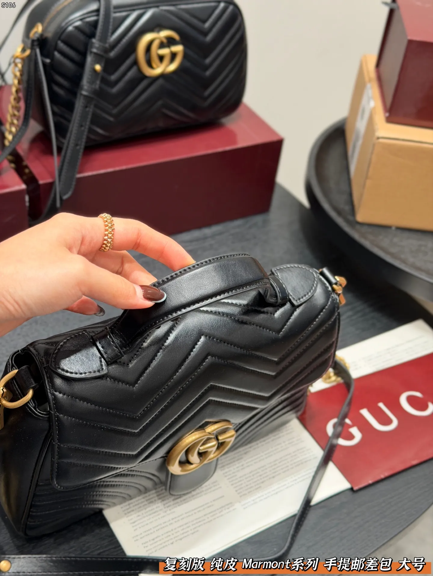 P160 礼盒包装 复刻版 纯皮！ Gucci GG Marmont 手提邮差包 链条包包！黑色波浪纹绗缝皮革+金色双G标志，简约又超有辨识度。 手提or腋下背都OK，通勤，出街都很百搭!皮革柔软耐用，容量刚好，日常用品轻松装下。 尺寸 大号27*19cm