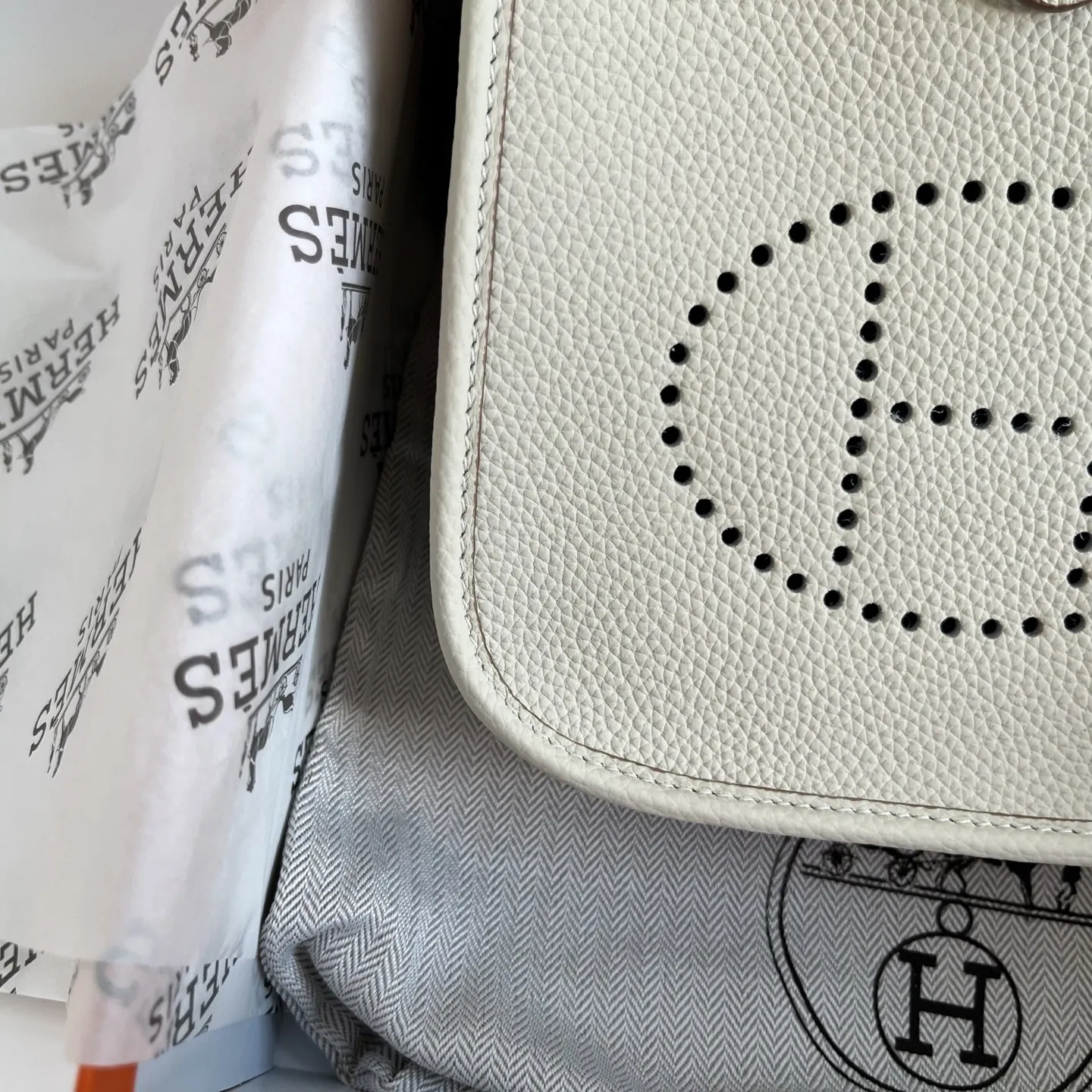 定制版16厘米💰190包邮‼️配盒 一年四季都能背的包包,推荐mini伊芙琳 伊芙琳真的很基础很百搭 特别是经典色怎么背都不会出错,每当我不知道背什么包的时候,mini伊芙琳永远是我的首选! 尺寸:16×16.5×8cm