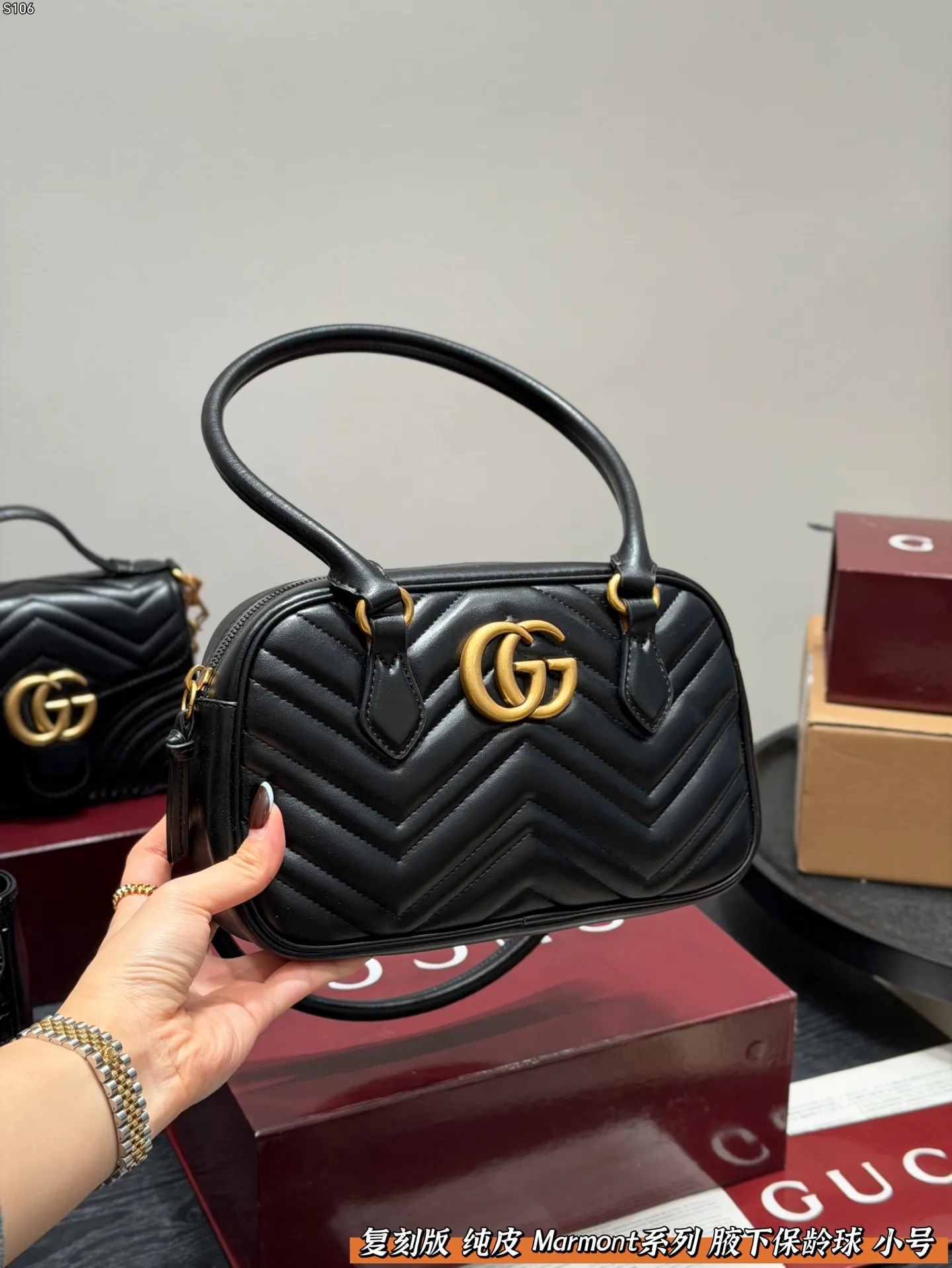 P145 礼盒包装 复刻版 纯皮! Gucci GG Marmont保龄球包腋下马蒙包,黑色波浪纹绗缝皮革+金色双G标志,简约又超有辨识度。 手提or腋下背都OK,通勤,出街都很百搭!皮革柔软耐用,容量刚好,日常用品轻松装下。 尺寸 小号26*16cm