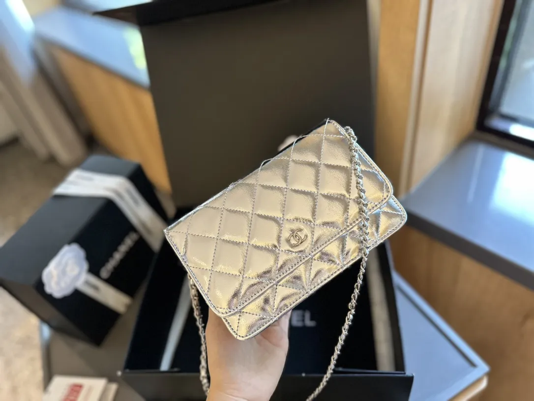 p130 折叠礼盒包装装 CHANEL 香奈儿发财包 入门级小挎包 香奈儿woc新款发财包 可斜挎单肩 链条可收入包内作为手包使用💪 上身后超显大气, 别看小小的 这个很能装哦 小巧实用 人手必备 上身效果超好 尺寸: 19.12